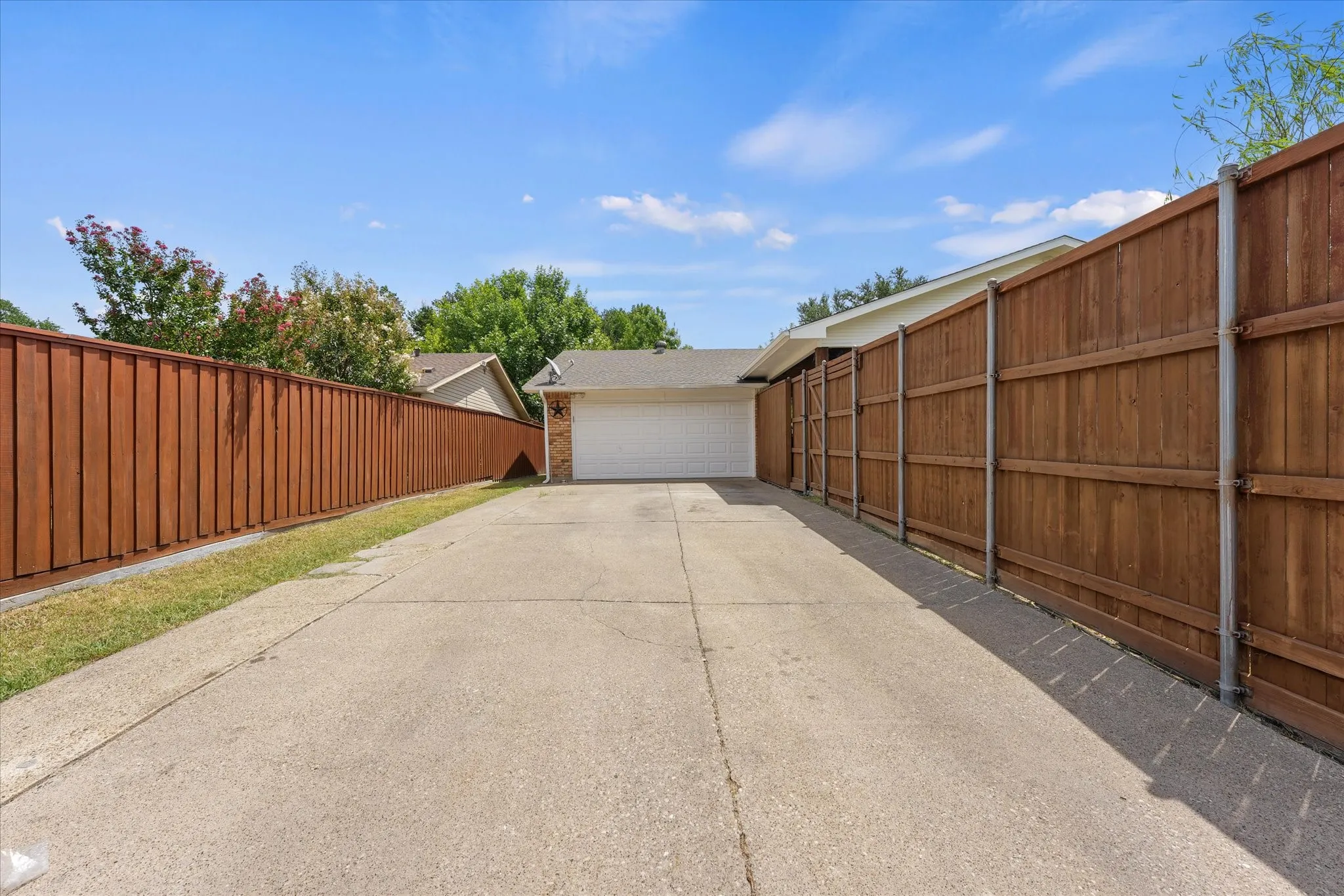 Single Family Residence For Sale in Dallas County , 6317 Briar Knoll Drive, Garland, Texas 75043, 3 Bedroom, 2 Bathroom, 2 Garage spaces, 1,673 Sqft, built in 1974, mls#21364137, Real Estate Agent in Garland, Homes For Sale in Dallas county, Homes For Sale in Garland, Realtor in Garland Texas, Real Estate Brokerage Independent Realty Texas, Luminita Cordes Realtor