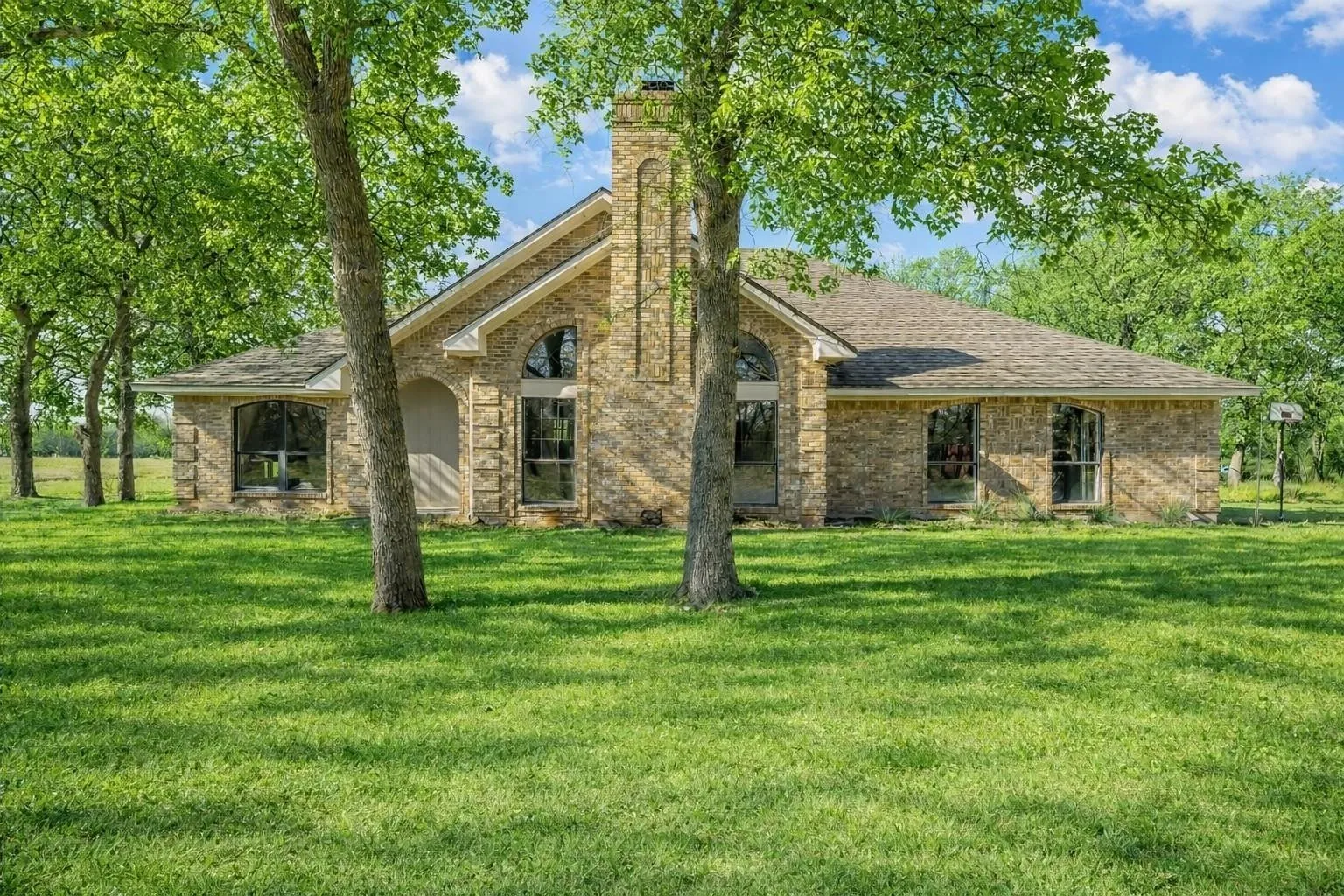 Farm For Sale in Mc Lennan County , 1325 N Katy Road, Elm Mott, Texas 76640, 3 Bedroom, 2 Bathroom, 2 Garage spaces, 1,826 Sqft, built in 1988, mls#21374855, Real Estate Agent in Elm Mott, Homes For Sale in Mc Lennan county, Homes For Sale in Elm Mott, Realtor in Elm Mott Texas, Real Estate Brokerage Independent Realty Texas, Luminita Cordes Realtor