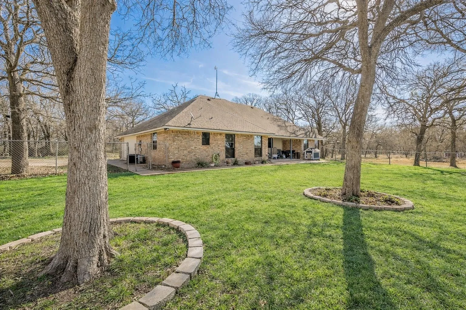 Farm For Sale in Mc Lennan County , 1325 N Katy Road, Elm Mott, Texas 76640, 3 Bedroom, 2 Bathroom, 2 Garage spaces, 1,826 Sqft, built in 1988, mls#21374855, Real Estate Agent in Elm Mott, Homes For Sale in Mc Lennan county, Homes For Sale in Elm Mott, Realtor in Elm Mott Texas, Real Estate Brokerage Independent Realty Texas, Luminita Cordes Realtor