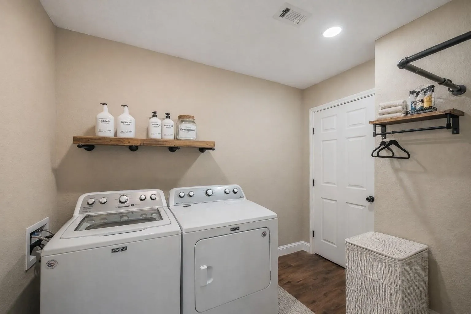Farm For Sale in Mc Lennan County , 1325 N Katy Road, Elm Mott, Texas 76640, 3 Bedroom, 2 Bathroom, 2 Garage spaces, 1,826 Sqft, built in 1988, mls#21374855, Real Estate Agent in Elm Mott, Homes For Sale in Mc Lennan county, Homes For Sale in Elm Mott, Realtor in Elm Mott Texas, Real Estate Brokerage Independent Realty Texas, Luminita Cordes Realtor