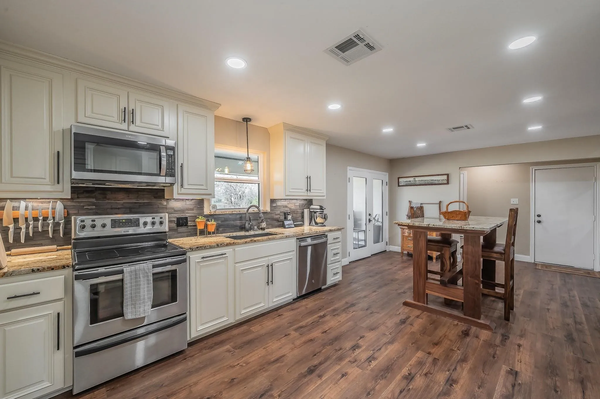 Farm For Sale in Mc Lennan County , 1325 N Katy Road, Elm Mott, Texas 76640, 3 Bedroom, 2 Bathroom, 2 Garage spaces, 1,826 Sqft, built in 1988, mls#21374855, Real Estate Agent in Elm Mott, Homes For Sale in Mc Lennan county, Homes For Sale in Elm Mott, Realtor in Elm Mott Texas, Real Estate Brokerage Independent Realty Texas, Luminita Cordes Realtor
