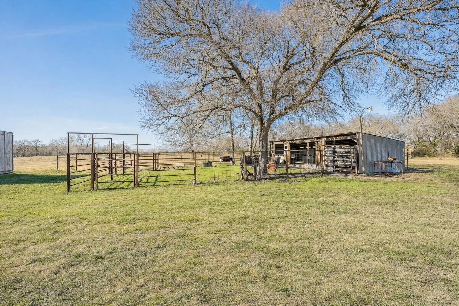 Farm For Sale in Mc Lennan County , 1325 N Katy Road, Elm Mott, Texas 76640, 3 Bedroom, 2 Bathroom, 2 Garage spaces, 1,826 Sqft, built in 1988, mls#21374855, Real Estate Agent in Elm Mott, Homes For Sale in Mc Lennan county, Homes For Sale in Elm Mott, Realtor in Elm Mott Texas, Real Estate Brokerage Independent Realty Texas, Luminita Cordes Realtor