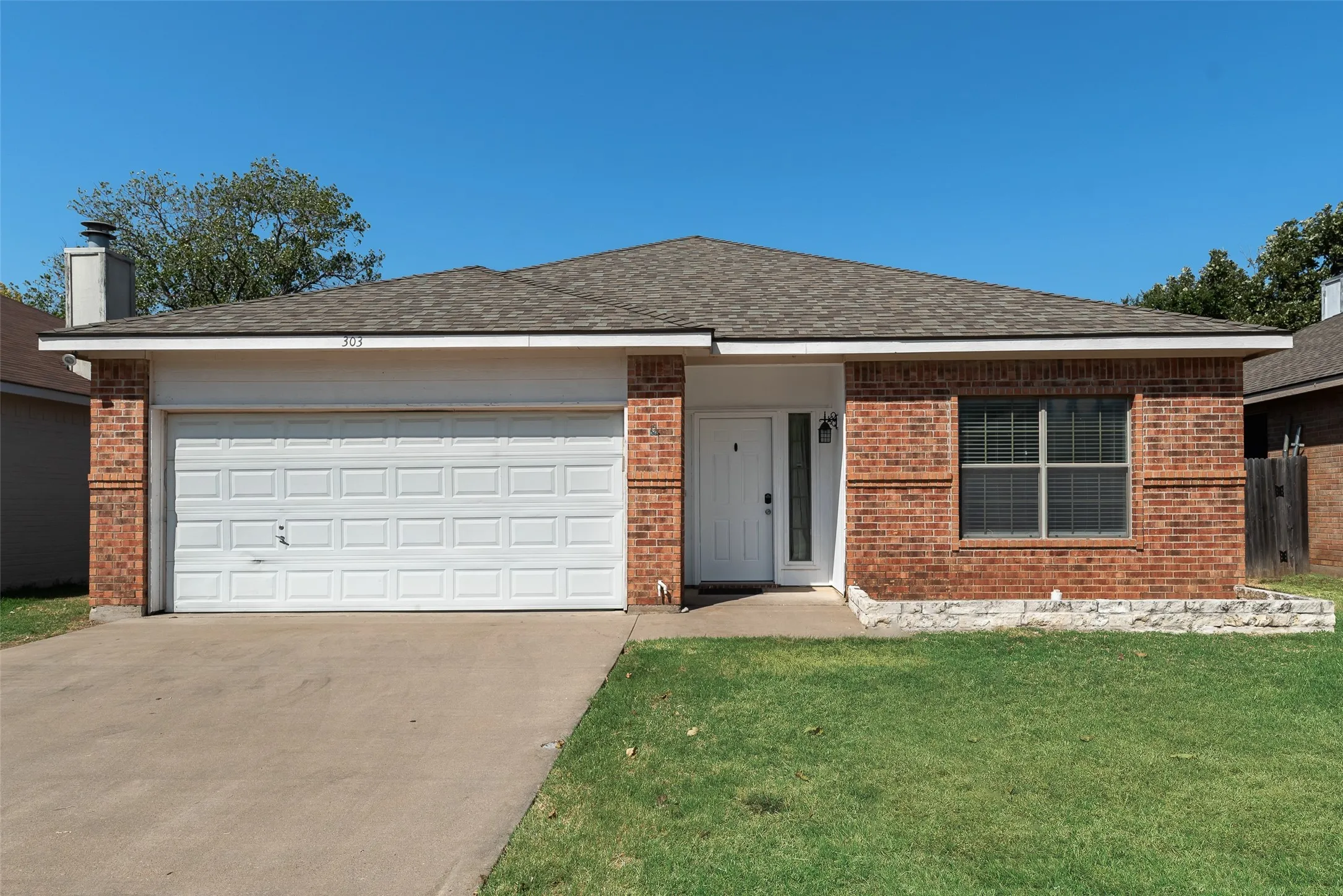 Single Family Residence For Rent in Denton County , 303 Texas Drive, Lake Dallas, Texas 75065, 3 Bedroom, 2 Bathroom, 2 Garage spaces, 1,273 Sqft, built in 2004, mls#21374863, Real Estate Agent in Lake Dallas, Homes For Rent in Denton county, Homes For Rent in Lake Dallas, Realtor in Lake Dallas Texas, Real Estate Brokerage Independent Realty Texas, Luminita Cordes Realtor