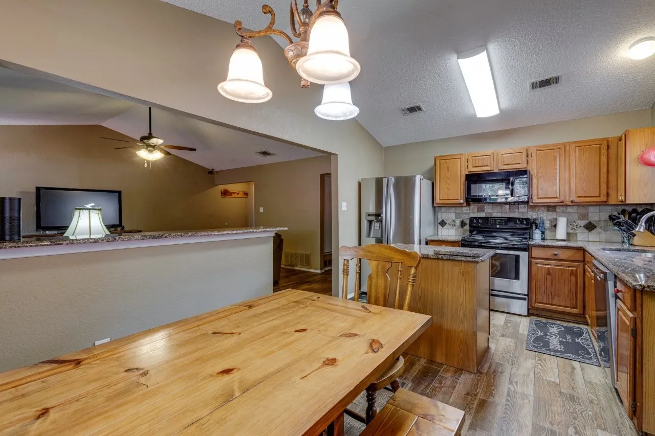 Single Family Residence For Sale in Tarrant County , 6912 Lyndale Drive, Watauga, Texas 76148, 3 Bedroom, 2 Bathroom, 2 Garage spaces, 1,590 Sqft, built in 1988, mls#21374877, Real Estate Agent in Watauga, Homes For Sale in Tarrant county, Homes For Sale in Watauga, Realtor in Watauga Texas, Real Estate Brokerage Independent Realty Texas, Luminita Cordes Realtor