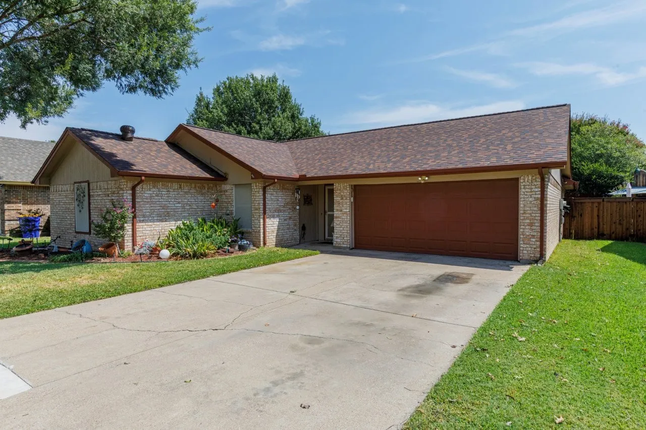 Single Family Residence For Sale in Tarrant County , 6912 Lyndale Drive, Watauga, Texas 76148, 3 Bedroom, 2 Bathroom, 2 Garage spaces, 1,590 Sqft, built in 1988, mls#21374877, Real Estate Agent in Watauga, Homes For Sale in Tarrant county, Homes For Sale in Watauga, Realtor in Watauga Texas, Real Estate Brokerage Independent Realty Texas, Luminita Cordes Realtor