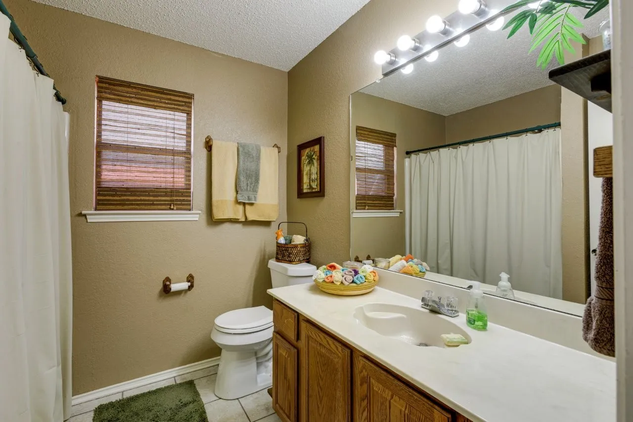 Single Family Residence For Sale in Tarrant County , 6912 Lyndale Drive, Watauga, Texas 76148, 3 Bedroom, 2 Bathroom, 2 Garage spaces, 1,590 Sqft, built in 1988, mls#21374877, Real Estate Agent in Watauga, Homes For Sale in Tarrant county, Homes For Sale in Watauga, Realtor in Watauga Texas, Real Estate Brokerage Independent Realty Texas, Luminita Cordes Realtor