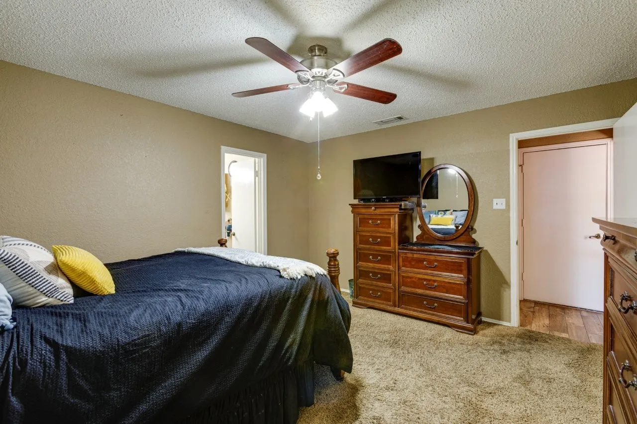 Single Family Residence For Sale in Tarrant County , 6912 Lyndale Drive, Watauga, Texas 76148, 3 Bedroom, 2 Bathroom, 2 Garage spaces, 1,590 Sqft, built in 1988, mls#21374877, Real Estate Agent in Watauga, Homes For Sale in Tarrant county, Homes For Sale in Watauga, Realtor in Watauga Texas, Real Estate Brokerage Independent Realty Texas, Luminita Cordes Realtor
