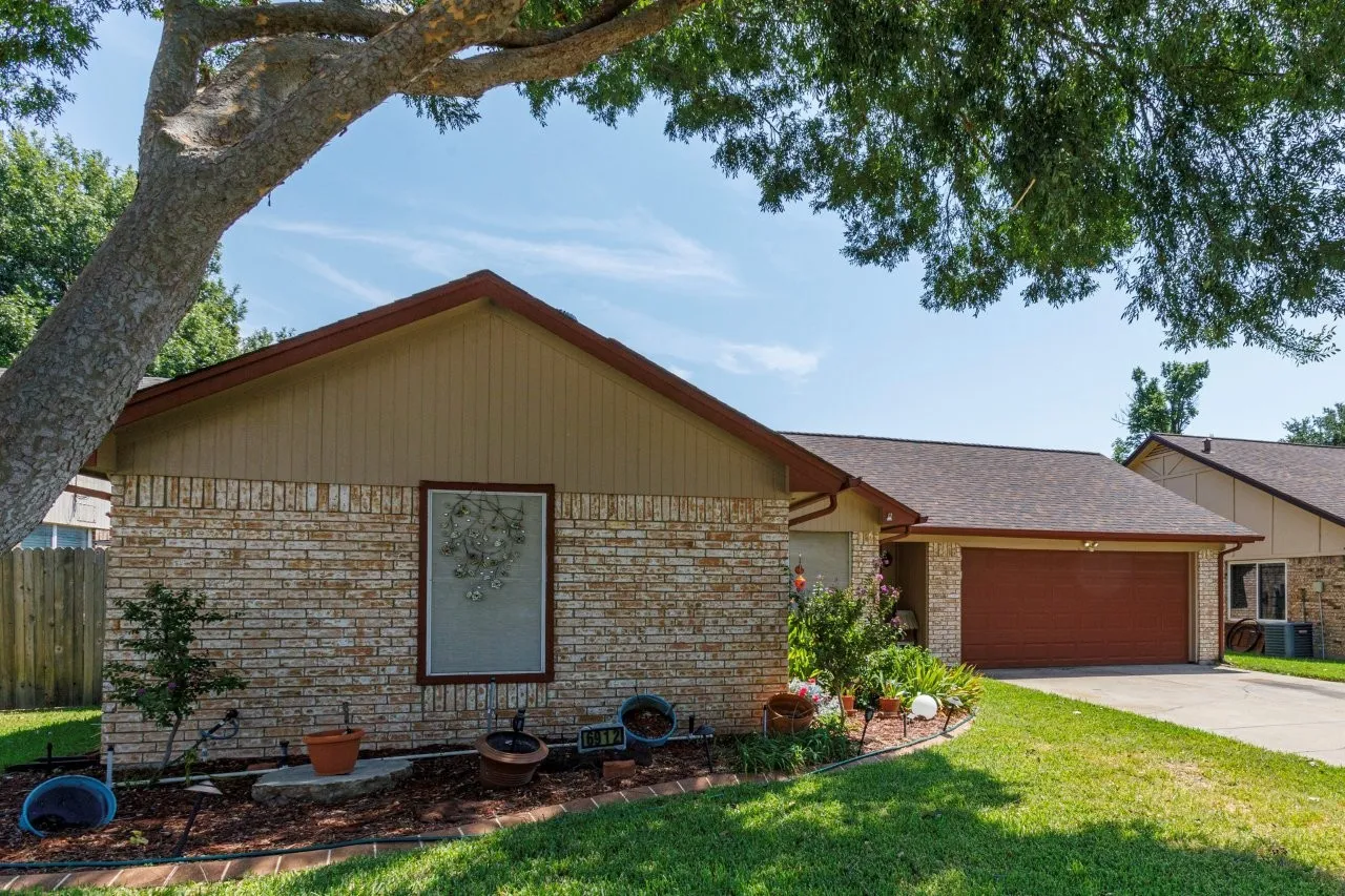 Single Family Residence For Sale in Tarrant County , 6912 Lyndale Drive, Watauga, Texas 76148, 3 Bedroom, 2 Bathroom, 2 Garage spaces, 1,590 Sqft, built in 1988, mls#21374877, Real Estate Agent in Watauga, Homes For Sale in Tarrant county, Homes For Sale in Watauga, Realtor in Watauga Texas, Real Estate Brokerage Independent Realty Texas, Luminita Cordes Realtor