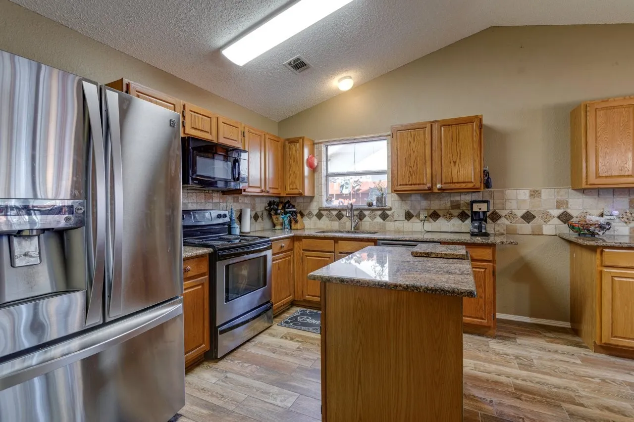 Single Family Residence For Sale in Tarrant County , 6912 Lyndale Drive, Watauga, Texas 76148, 3 Bedroom, 2 Bathroom, 2 Garage spaces, 1,590 Sqft, built in 1988, mls#21374877, Real Estate Agent in Watauga, Homes For Sale in Tarrant county, Homes For Sale in Watauga, Realtor in Watauga Texas, Real Estate Brokerage Independent Realty Texas, Luminita Cordes Realtor