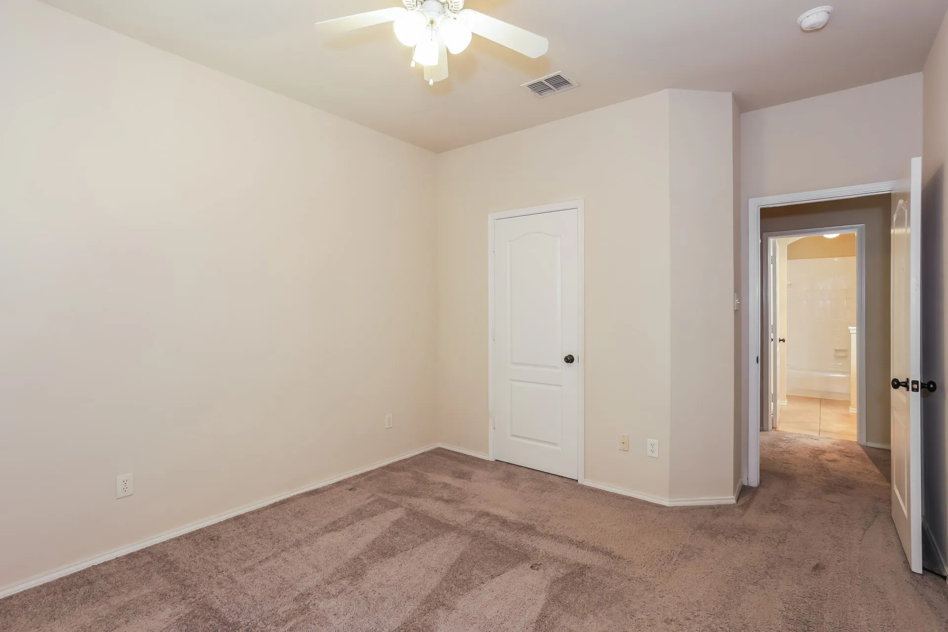 Single Family Residence For Sale in Tarrant County , 2217 Forest Park Circle, Mansfield, Texas 76063, 3 Bedroom, 2 Bathroom, 2 Garage spaces, 2,307 Sqft, built in 2001, mls#21373813, Real Estate Agent in Mansfield, Homes For Sale in Tarrant county, Homes For Sale in Mansfield, Realtor in Mansfield Texas, Real Estate Brokerage Independent Realty Texas, Luminita Cordes Realtor