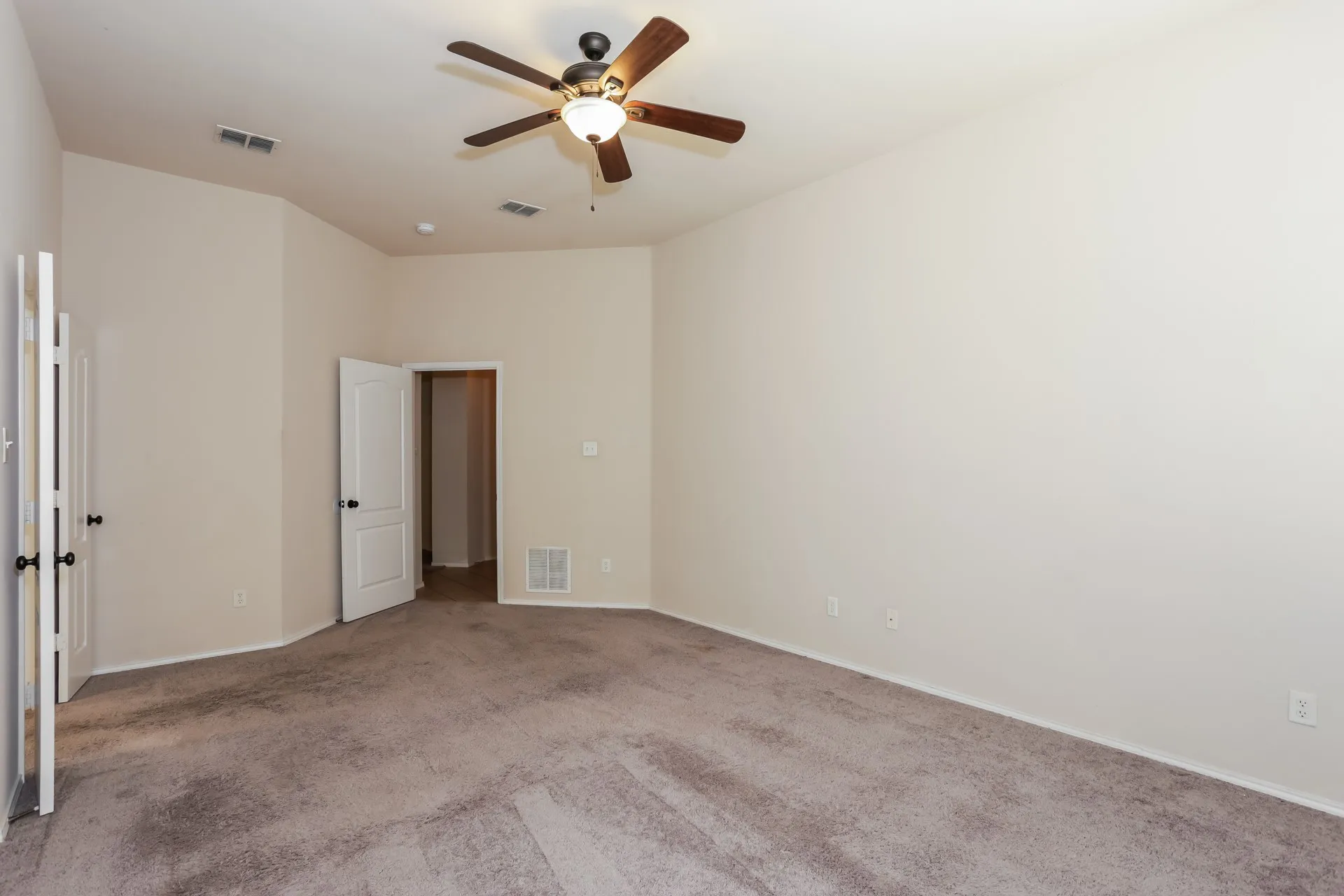 Single Family Residence For Sale in Tarrant County , 2217 Forest Park Circle, Mansfield, Texas 76063, 3 Bedroom, 2 Bathroom, 2 Garage spaces, 2,307 Sqft, built in 2001, mls#21373813, Real Estate Agent in Mansfield, Homes For Sale in Tarrant county, Homes For Sale in Mansfield, Realtor in Mansfield Texas, Real Estate Brokerage Independent Realty Texas, Luminita Cordes Realtor