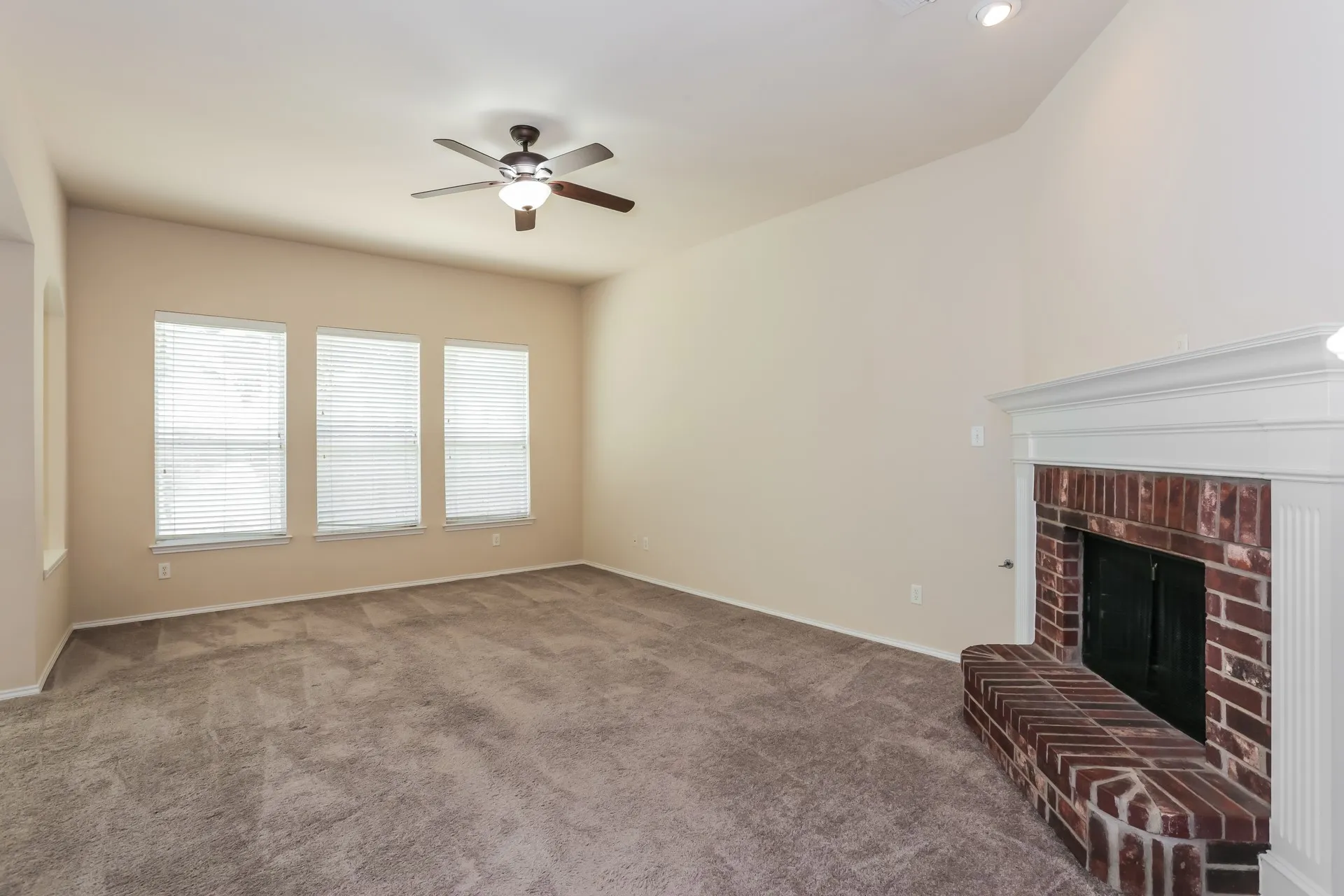 Single Family Residence For Sale in Tarrant County , 2217 Forest Park Circle, Mansfield, Texas 76063, 3 Bedroom, 2 Bathroom, 2 Garage spaces, 2,307 Sqft, built in 2001, mls#21373813, Real Estate Agent in Mansfield, Homes For Sale in Tarrant county, Homes For Sale in Mansfield, Realtor in Mansfield Texas, Real Estate Brokerage Independent Realty Texas, Luminita Cordes Realtor