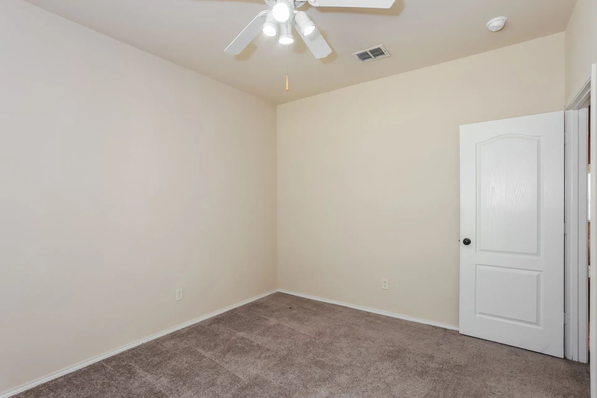 Single Family Residence For Sale in Tarrant County , 2217 Forest Park Circle, Mansfield, Texas 76063, 3 Bedroom, 2 Bathroom, 2 Garage spaces, 2,307 Sqft, built in 2001, mls#21373813, Real Estate Agent in Mansfield, Homes For Sale in Tarrant county, Homes For Sale in Mansfield, Realtor in Mansfield Texas, Real Estate Brokerage Independent Realty Texas, Luminita Cordes Realtor
