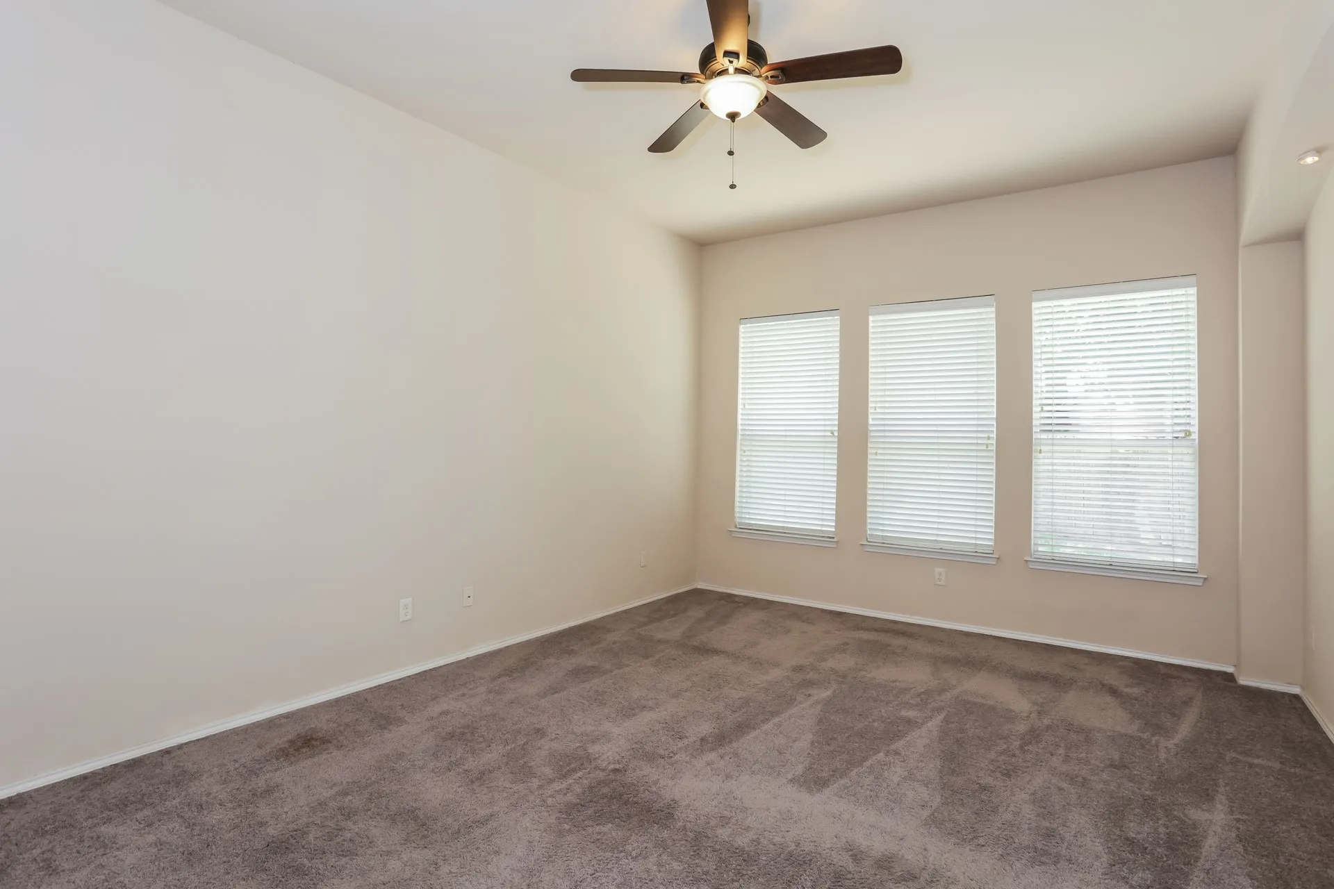 Single Family Residence For Sale in Tarrant County , 2217 Forest Park Circle, Mansfield, Texas 76063, 3 Bedroom, 2 Bathroom, 2 Garage spaces, 2,307 Sqft, built in 2001, mls#21373813, Real Estate Agent in Mansfield, Homes For Sale in Tarrant county, Homes For Sale in Mansfield, Realtor in Mansfield Texas, Real Estate Brokerage Independent Realty Texas, Luminita Cordes Realtor