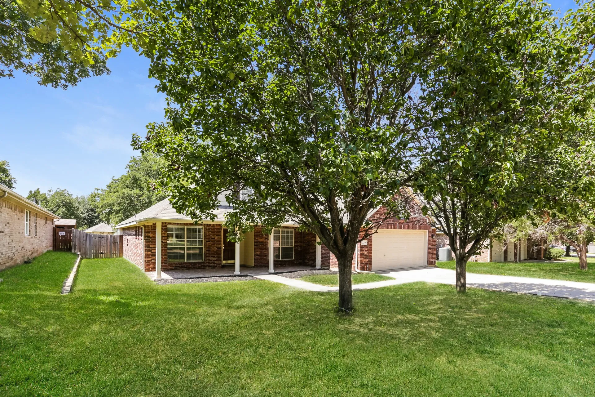 Single Family Residence For Sale in Tarrant County , 2217 Forest Park Circle, Mansfield, Texas 76063, 3 Bedroom, 2 Bathroom, 2 Garage spaces, 2,307 Sqft, built in 2001, mls#21373813, Real Estate Agent in Mansfield, Homes For Sale in Tarrant county, Homes For Sale in Mansfield, Realtor in Mansfield Texas, Real Estate Brokerage Independent Realty Texas, Luminita Cordes Realtor