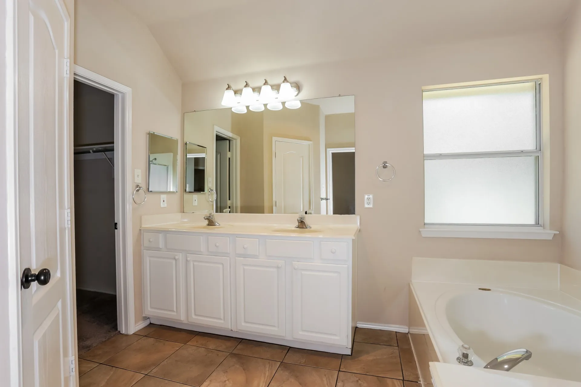 Single Family Residence For Sale in Tarrant County , 2217 Forest Park Circle, Mansfield, Texas 76063, 3 Bedroom, 2 Bathroom, 2 Garage spaces, 2,307 Sqft, built in 2001, mls#21373813, Real Estate Agent in Mansfield, Homes For Sale in Tarrant county, Homes For Sale in Mansfield, Realtor in Mansfield Texas, Real Estate Brokerage Independent Realty Texas, Luminita Cordes Realtor