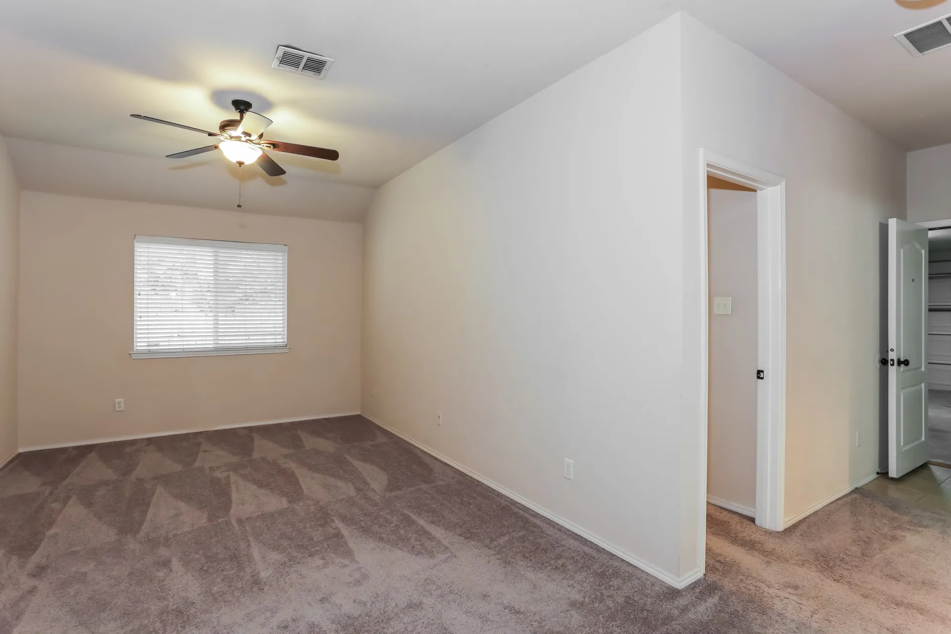 Single Family Residence For Sale in Tarrant County , 2217 Forest Park Circle, Mansfield, Texas 76063, 3 Bedroom, 2 Bathroom, 2 Garage spaces, 2,307 Sqft, built in 2001, mls#21373813, Real Estate Agent in Mansfield, Homes For Sale in Tarrant county, Homes For Sale in Mansfield, Realtor in Mansfield Texas, Real Estate Brokerage Independent Realty Texas, Luminita Cordes Realtor