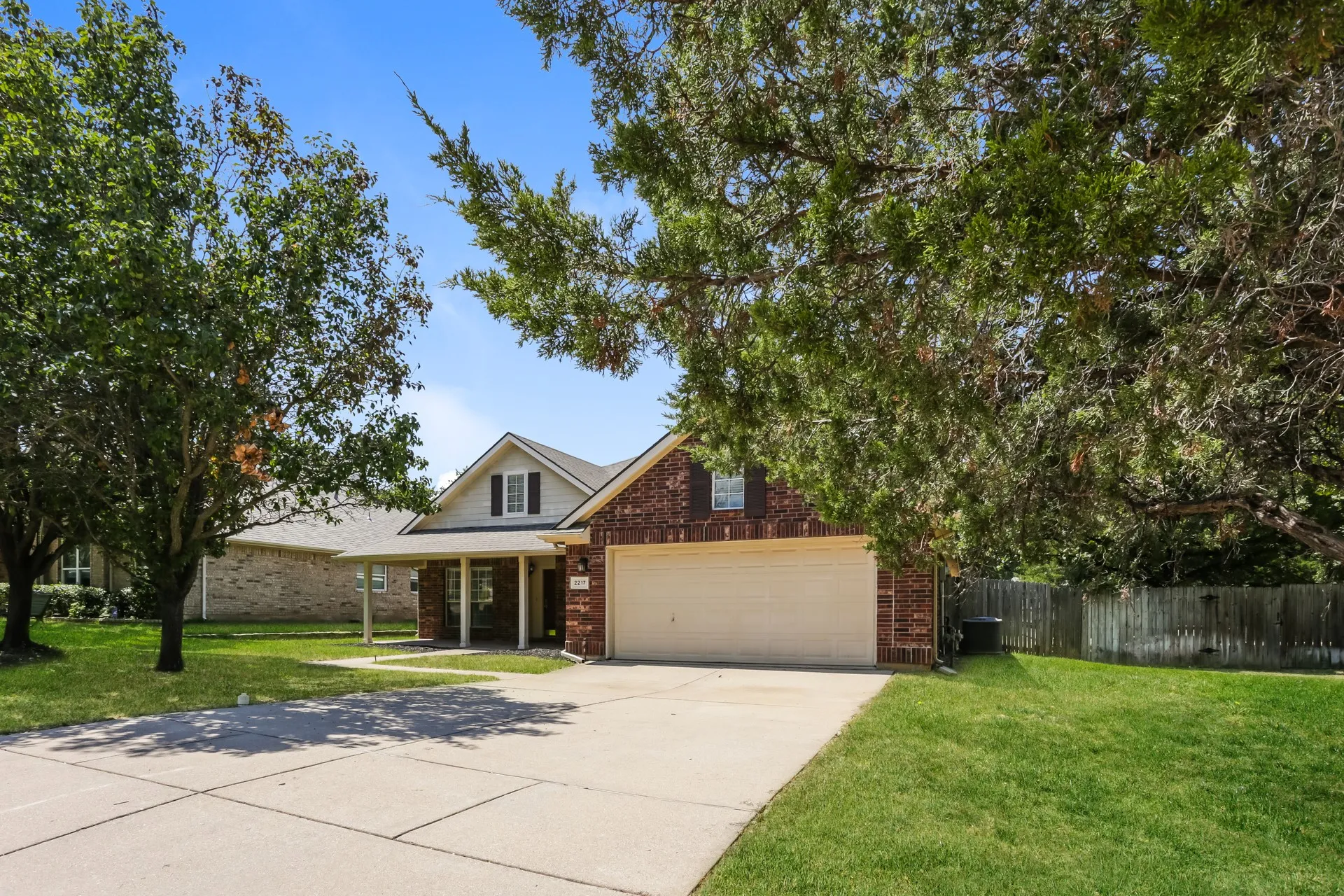 Single Family Residence For Sale in Tarrant County , 2217 Forest Park Circle, Mansfield, Texas 76063, 3 Bedroom, 2 Bathroom, 2 Garage spaces, 2,307 Sqft, built in 2001, mls#21373813, Real Estate Agent in Mansfield, Homes For Sale in Tarrant county, Homes For Sale in Mansfield, Realtor in Mansfield Texas, Real Estate Brokerage Independent Realty Texas, Luminita Cordes Realtor