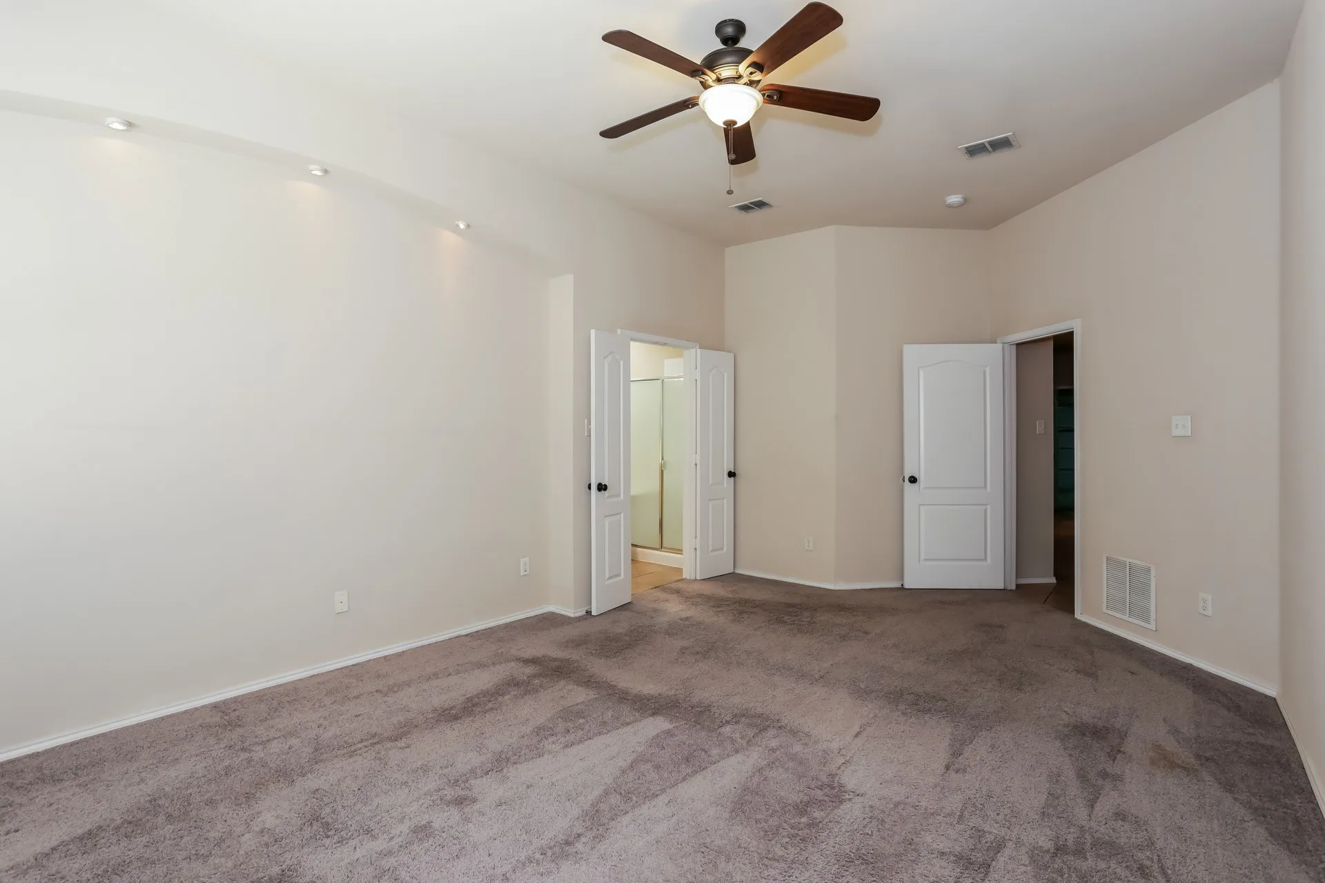 Single Family Residence For Sale in Tarrant County , 2217 Forest Park Circle, Mansfield, Texas 76063, 3 Bedroom, 2 Bathroom, 2 Garage spaces, 2,307 Sqft, built in 2001, mls#21373813, Real Estate Agent in Mansfield, Homes For Sale in Tarrant county, Homes For Sale in Mansfield, Realtor in Mansfield Texas, Real Estate Brokerage Independent Realty Texas, Luminita Cordes Realtor