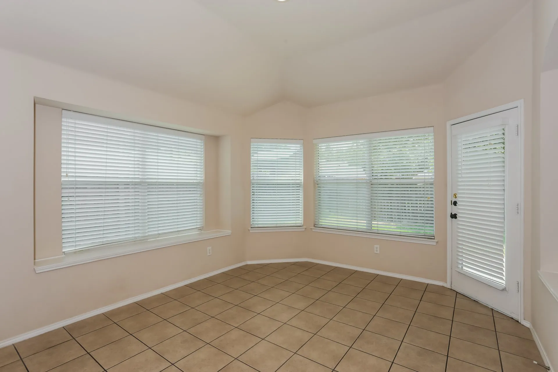 Single Family Residence For Sale in Tarrant County , 2217 Forest Park Circle, Mansfield, Texas 76063, 3 Bedroom, 2 Bathroom, 2 Garage spaces, 2,307 Sqft, built in 2001, mls#21373813, Real Estate Agent in Mansfield, Homes For Sale in Tarrant county, Homes For Sale in Mansfield, Realtor in Mansfield Texas, Real Estate Brokerage Independent Realty Texas, Luminita Cordes Realtor