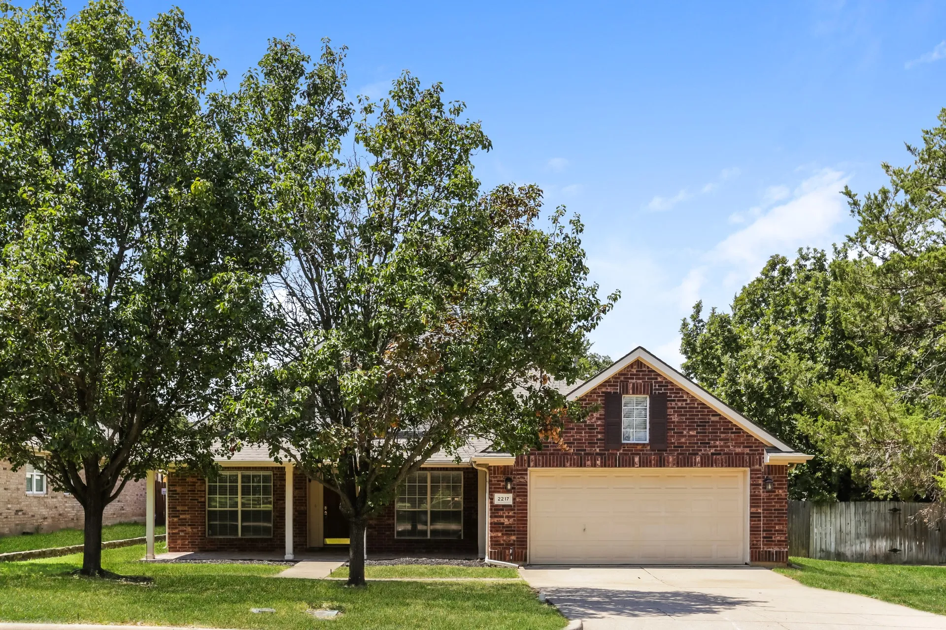 Single Family Residence For Sale in Tarrant County , 2217 Forest Park Circle, Mansfield, Texas 76063, 3 Bedroom, 2 Bathroom, 2 Garage spaces, 2,307 Sqft, built in 2001, mls#21373813, Real Estate Agent in Mansfield, Homes For Sale in Tarrant county, Homes For Sale in Mansfield, Realtor in Mansfield Texas, Real Estate Brokerage Independent Realty Texas, Luminita Cordes Realtor