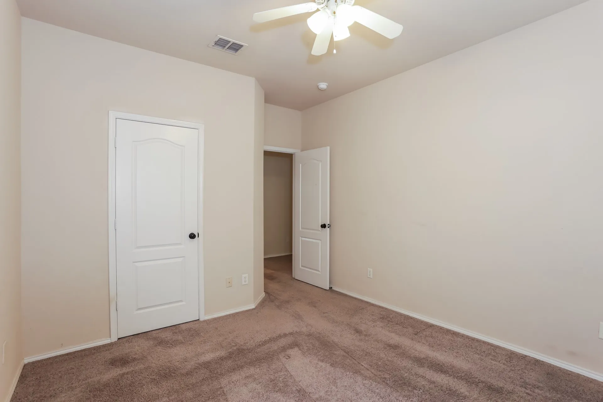 Single Family Residence For Sale in Tarrant County , 2217 Forest Park Circle, Mansfield, Texas 76063, 3 Bedroom, 2 Bathroom, 2 Garage spaces, 2,307 Sqft, built in 2001, mls#21373813, Real Estate Agent in Mansfield, Homes For Sale in Tarrant county, Homes For Sale in Mansfield, Realtor in Mansfield Texas, Real Estate Brokerage Independent Realty Texas, Luminita Cordes Realtor