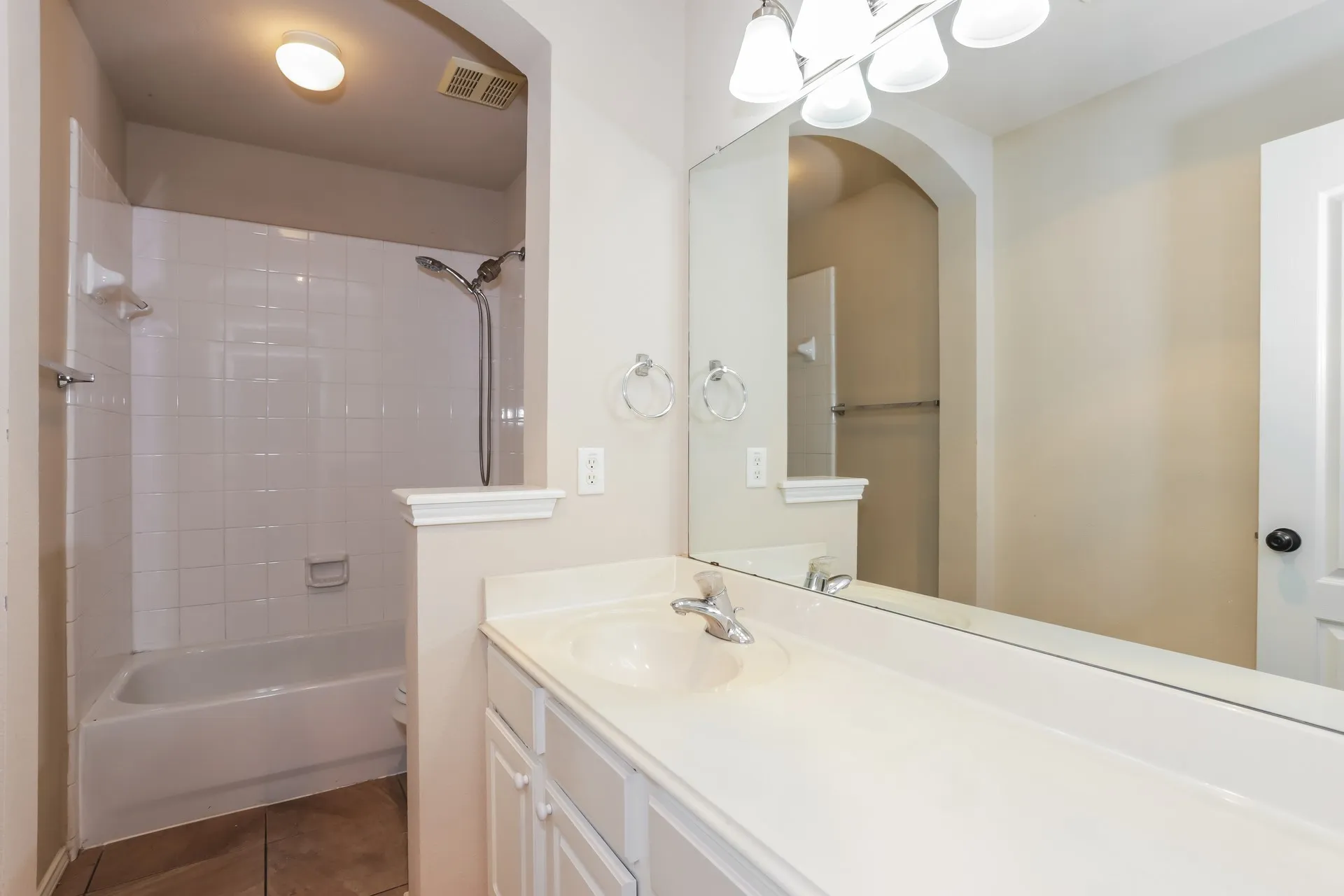Single Family Residence For Sale in Tarrant County , 2217 Forest Park Circle, Mansfield, Texas 76063, 3 Bedroom, 2 Bathroom, 2 Garage spaces, 2,307 Sqft, built in 2001, mls#21373813, Real Estate Agent in Mansfield, Homes For Sale in Tarrant county, Homes For Sale in Mansfield, Realtor in Mansfield Texas, Real Estate Brokerage Independent Realty Texas, Luminita Cordes Realtor