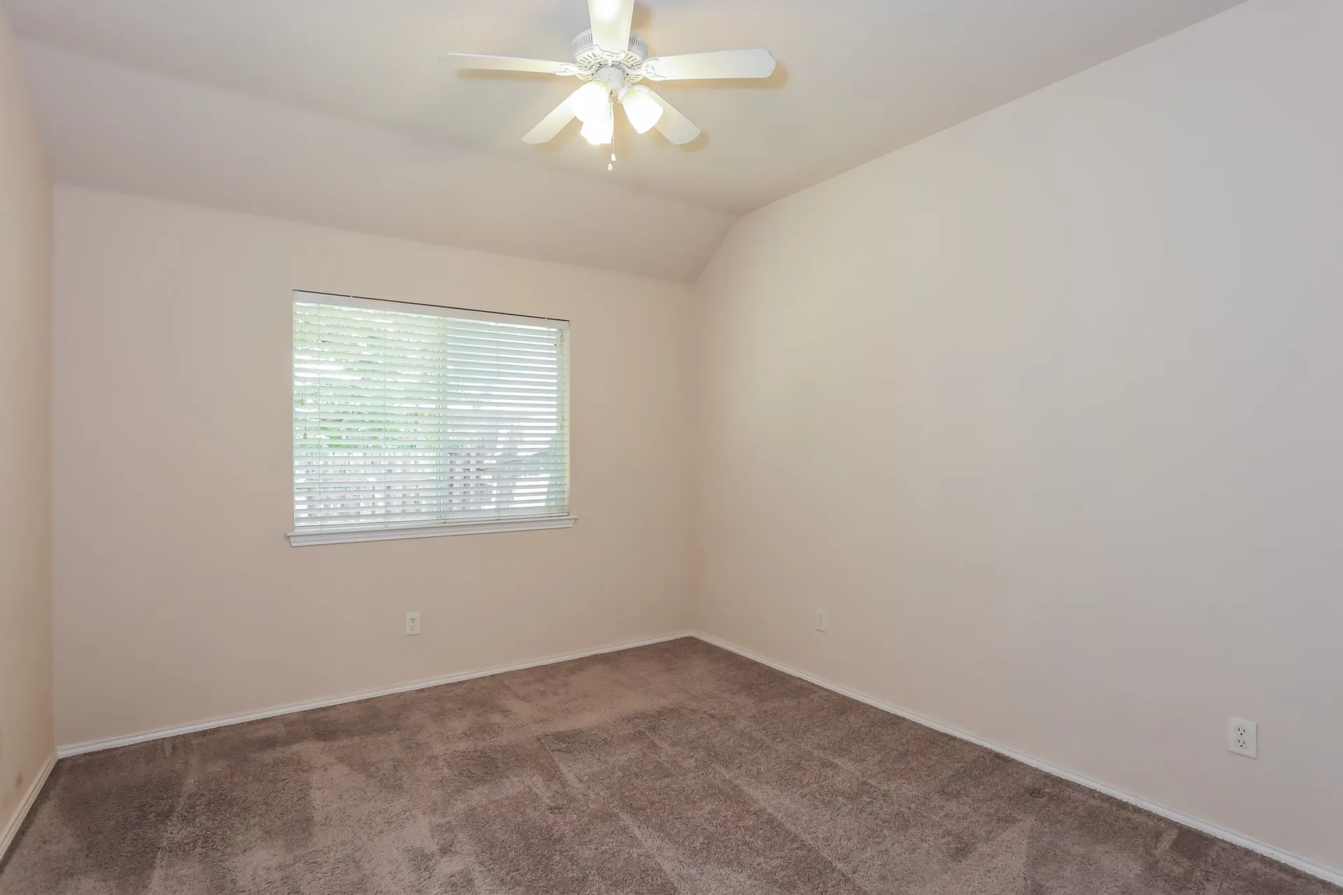 Single Family Residence For Sale in Tarrant County , 2217 Forest Park Circle, Mansfield, Texas 76063, 3 Bedroom, 2 Bathroom, 2 Garage spaces, 2,307 Sqft, built in 2001, mls#21373813, Real Estate Agent in Mansfield, Homes For Sale in Tarrant county, Homes For Sale in Mansfield, Realtor in Mansfield Texas, Real Estate Brokerage Independent Realty Texas, Luminita Cordes Realtor