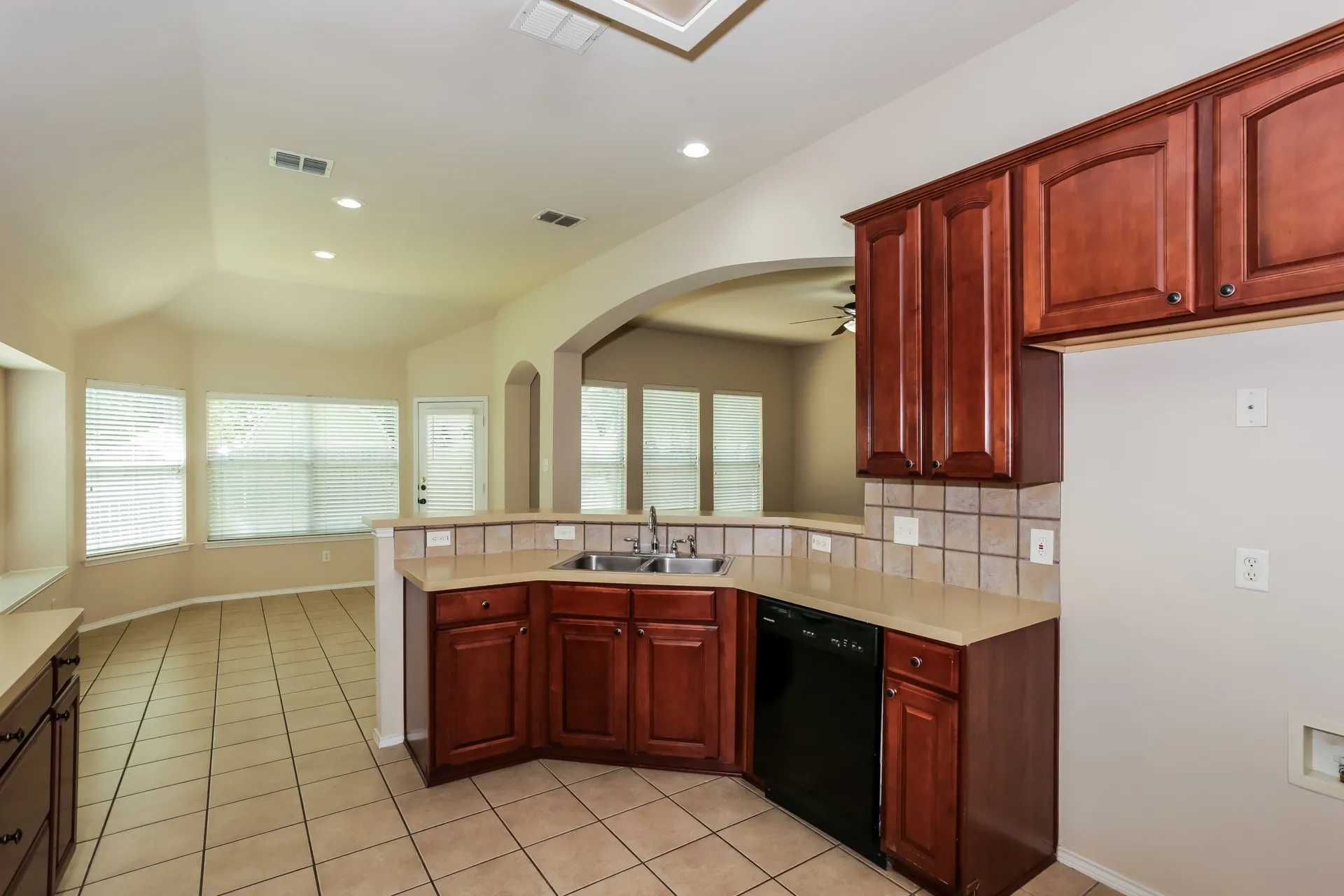 Single Family Residence For Sale in Tarrant County , 2217 Forest Park Circle, Mansfield, Texas 76063, 3 Bedroom, 2 Bathroom, 2 Garage spaces, 2,307 Sqft, built in 2001, mls#21373813, Real Estate Agent in Mansfield, Homes For Sale in Tarrant county, Homes For Sale in Mansfield, Realtor in Mansfield Texas, Real Estate Brokerage Independent Realty Texas, Luminita Cordes Realtor