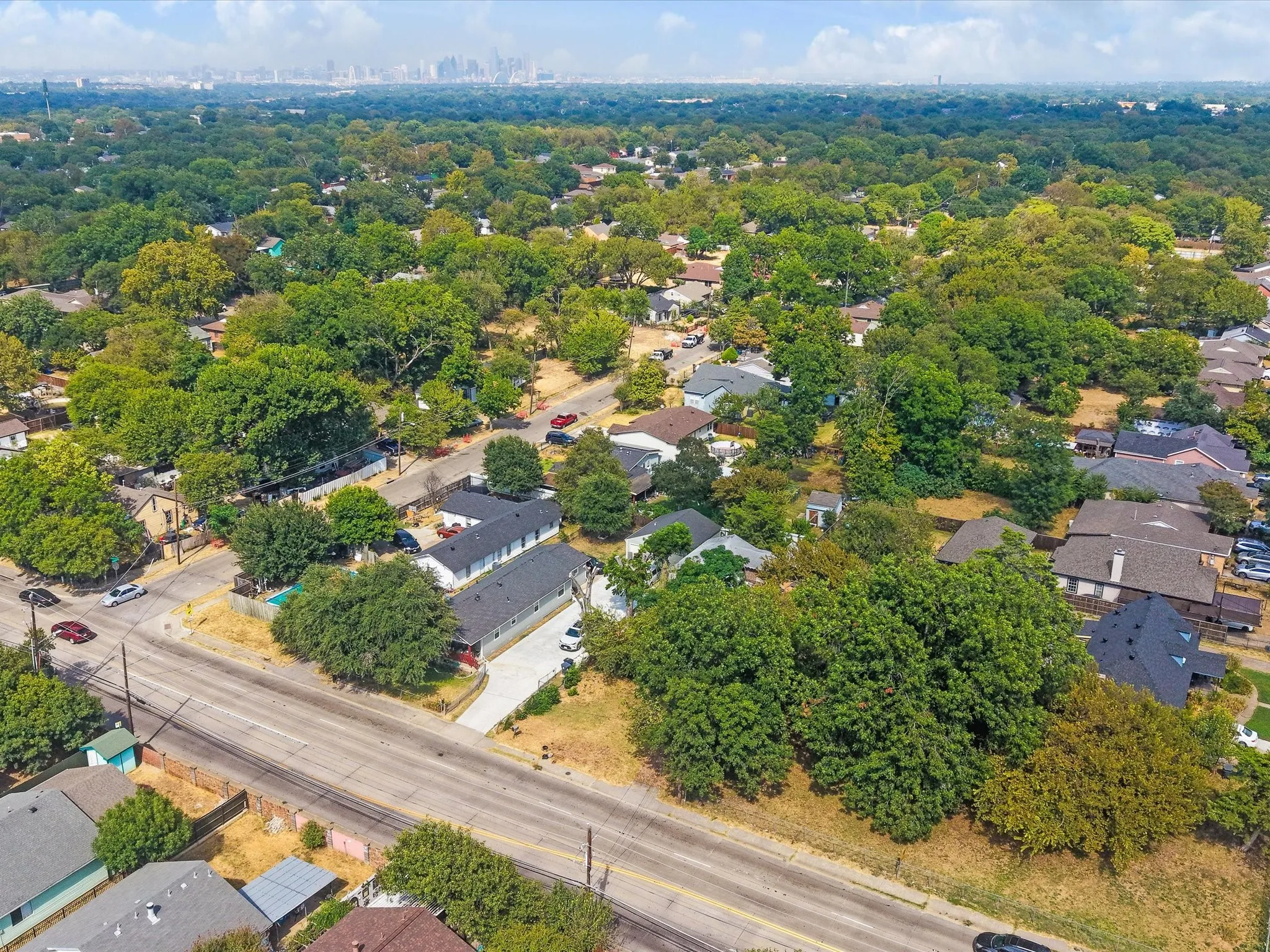 Single Family Residence For Sale in Dallas County , 1812 S Cockrell Hill Road, Dallas, Texas 75211, 3 Bedroom, 1 Bathroom, 2 Garage spaces, 2,096 Sqft, built in 1946, mls#21374331, Real Estate Agent in Dallas, Homes For Sale in Dallas county, Homes For Sale in Dallas, Realtor in Dallas Texas, Real Estate Brokerage Independent Realty Texas, Luminita Cordes Realtor