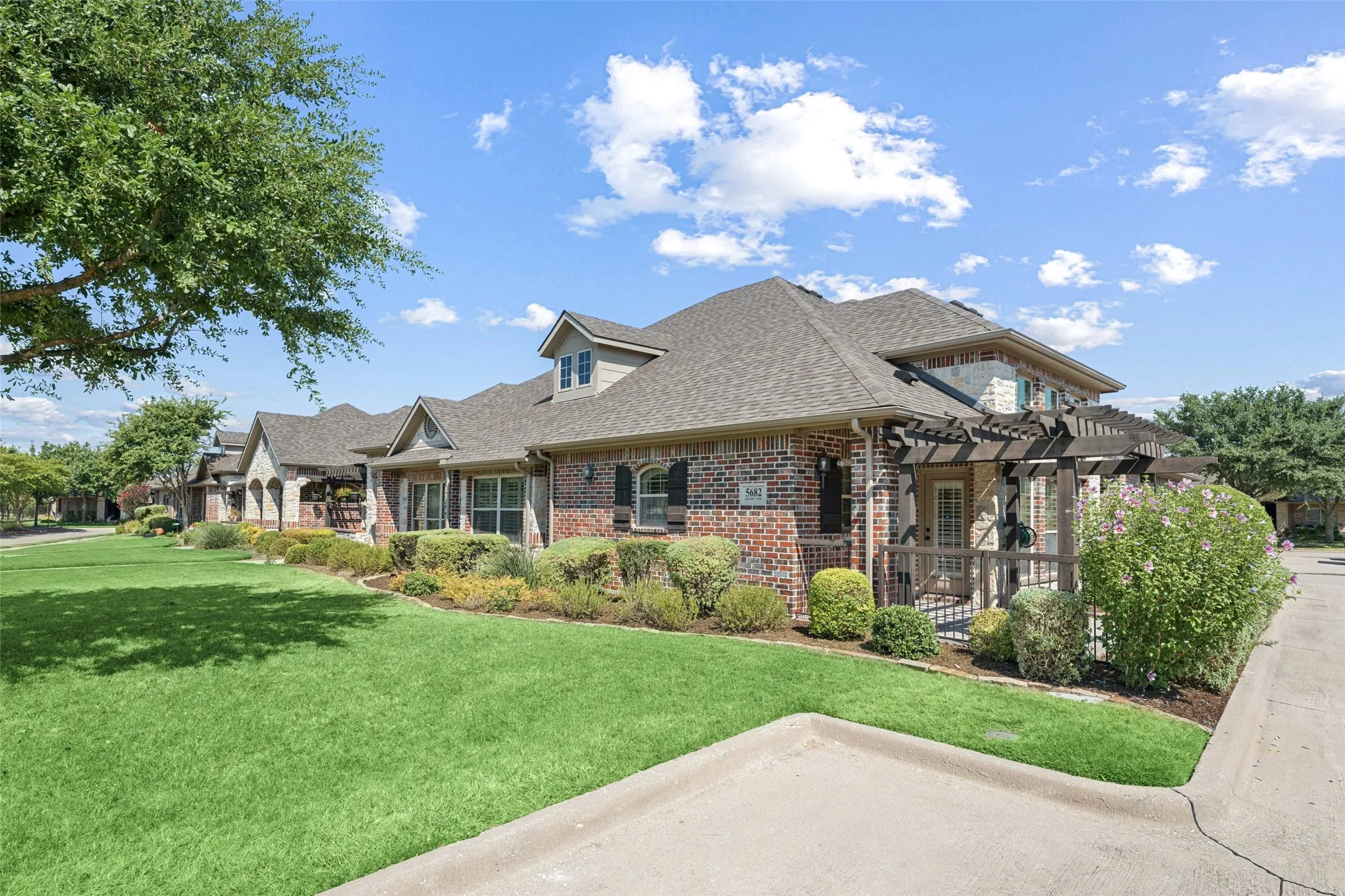 Townhouse For Sale in Collin County , 5682 Orchard Parkway, Fairview, Texas 75069, 3 Bedroom, 2 Bathroom, 2 Garage spaces, 1,698 Sqft, built in 2012, mls#21369230, Real Estate Agent in Fairview, Homes For Sale in Collin county, Homes For Sale in Fairview, Realtor in Fairview Texas, Real Estate Brokerage Independent Realty Texas, Luminita Cordes Realtor