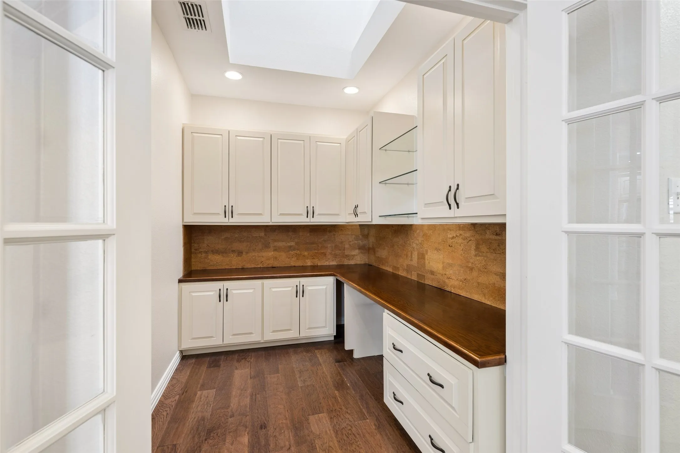 Townhouse For Sale in Collin County , 5682 Orchard Parkway, Fairview, Texas 75069, 3 Bedroom, 2 Bathroom, 2 Garage spaces, 1,698 Sqft, built in 2012, mls#21369230, Real Estate Agent in Fairview, Homes For Sale in Collin county, Homes For Sale in Fairview, Realtor in Fairview Texas, Real Estate Brokerage Independent Realty Texas, Luminita Cordes Realtor