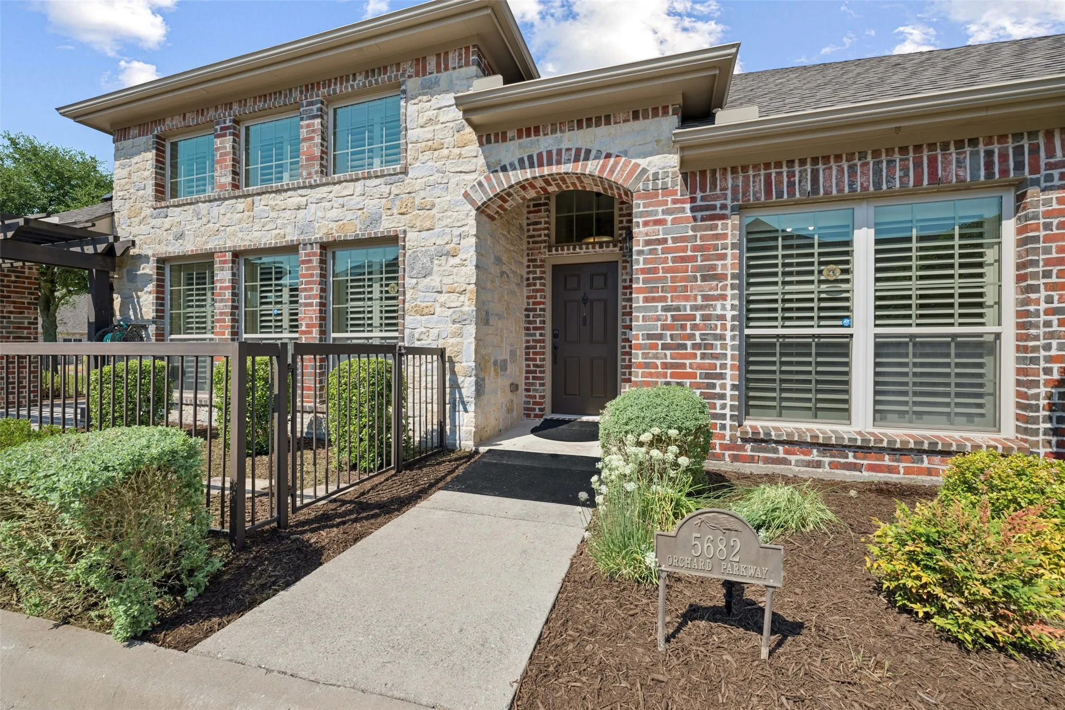 Townhouse For Sale in Collin County , 5682 Orchard Parkway, Fairview, Texas 75069, 3 Bedroom, 2 Bathroom, 2 Garage spaces, 1,698 Sqft, built in 2012, mls#21369230, Real Estate Agent in Fairview, Homes For Sale in Collin county, Homes For Sale in Fairview, Realtor in Fairview Texas, Real Estate Brokerage Independent Realty Texas, Luminita Cordes Realtor