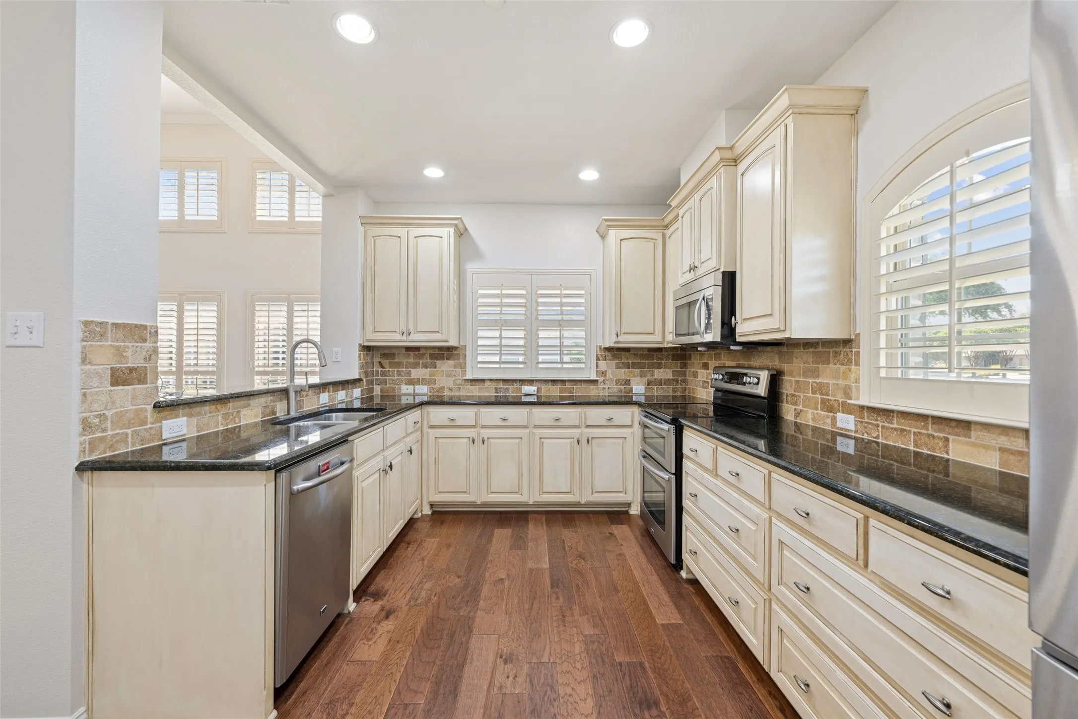 Townhouse For Sale in Collin County , 5682 Orchard Parkway, Fairview, Texas 75069, 3 Bedroom, 2 Bathroom, 2 Garage spaces, 1,698 Sqft, built in 2012, mls#21369230, Real Estate Agent in Fairview, Homes For Sale in Collin county, Homes For Sale in Fairview, Realtor in Fairview Texas, Real Estate Brokerage Independent Realty Texas, Luminita Cordes Realtor