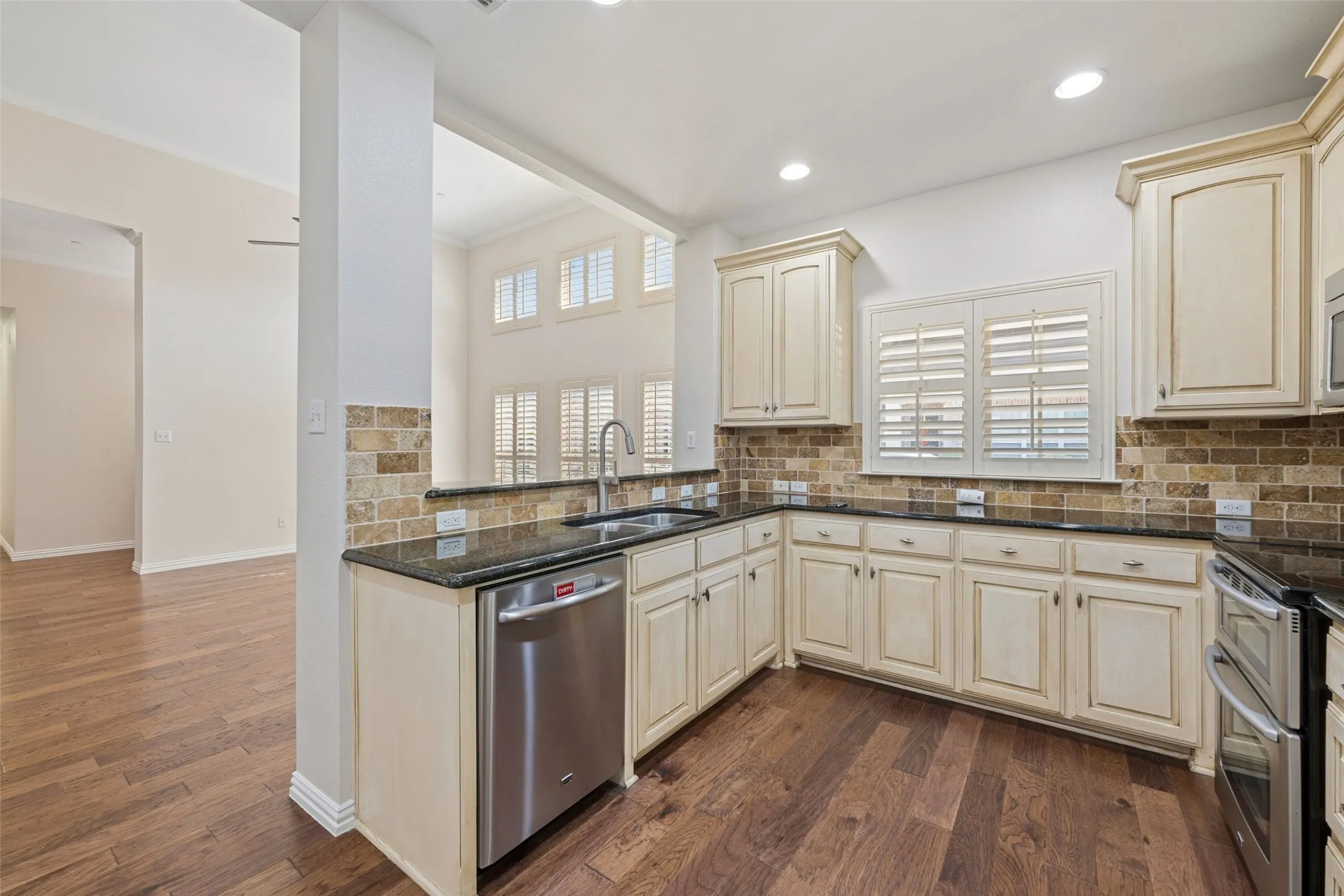 Townhouse For Sale in Collin County , 5682 Orchard Parkway, Fairview, Texas 75069, 3 Bedroom, 2 Bathroom, 2 Garage spaces, 1,698 Sqft, built in 2012, mls#21369230, Real Estate Agent in Fairview, Homes For Sale in Collin county, Homes For Sale in Fairview, Realtor in Fairview Texas, Real Estate Brokerage Independent Realty Texas, Luminita Cordes Realtor