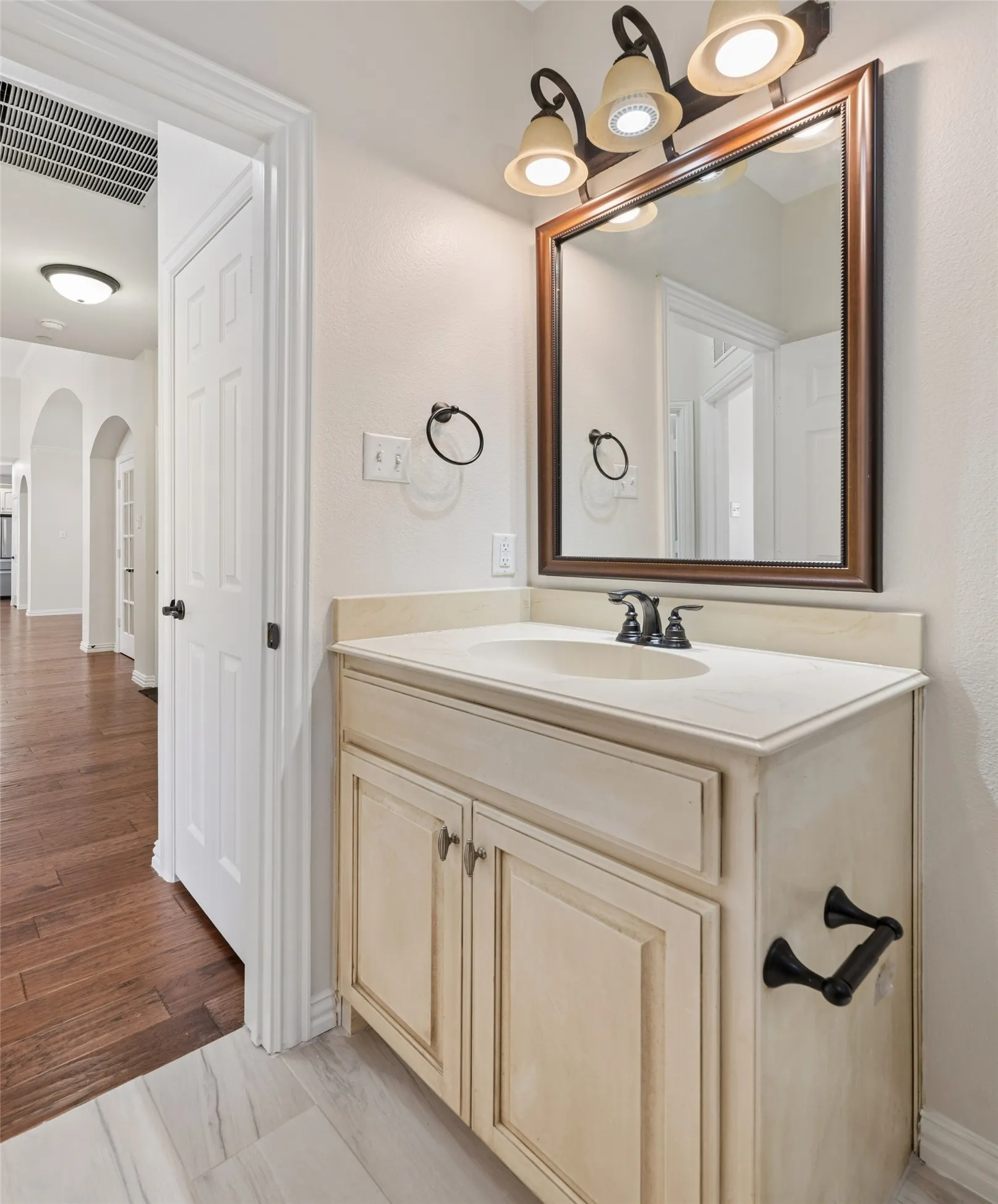 Townhouse For Sale in Collin County , 5682 Orchard Parkway, Fairview, Texas 75069, 3 Bedroom, 2 Bathroom, 2 Garage spaces, 1,698 Sqft, built in 2012, mls#21369230, Real Estate Agent in Fairview, Homes For Sale in Collin county, Homes For Sale in Fairview, Realtor in Fairview Texas, Real Estate Brokerage Independent Realty Texas, Luminita Cordes Realtor
