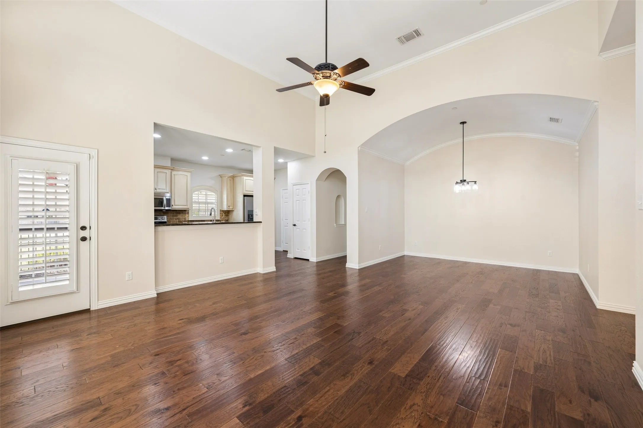 Townhouse For Sale in Collin County , 5682 Orchard Parkway, Fairview, Texas 75069, 3 Bedroom, 2 Bathroom, 2 Garage spaces, 1,698 Sqft, built in 2012, mls#21369230, Real Estate Agent in Fairview, Homes For Sale in Collin county, Homes For Sale in Fairview, Realtor in Fairview Texas, Real Estate Brokerage Independent Realty Texas, Luminita Cordes Realtor