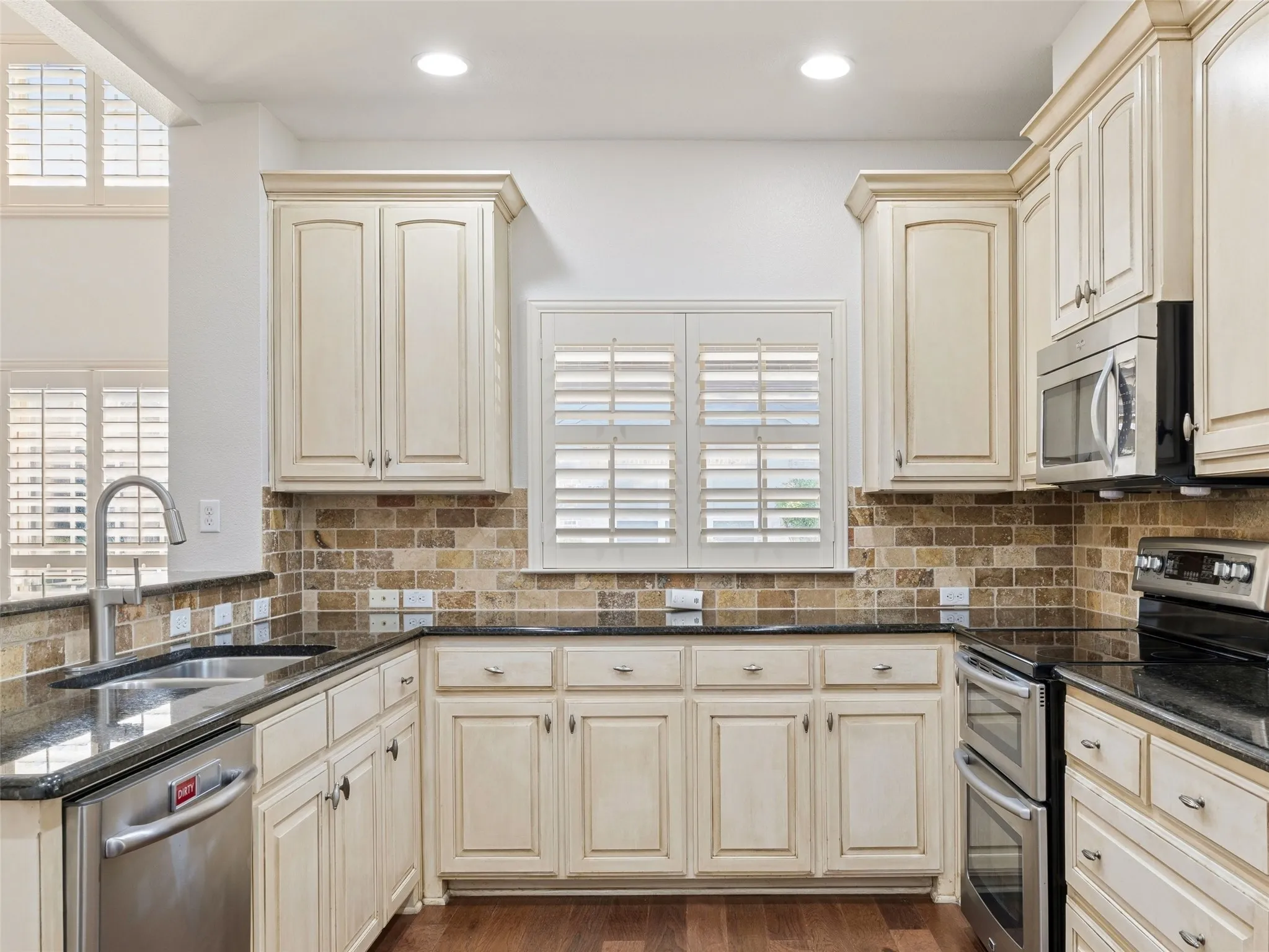 Townhouse For Sale in Collin County , 5682 Orchard Parkway, Fairview, Texas 75069, 3 Bedroom, 2 Bathroom, 2 Garage spaces, 1,698 Sqft, built in 2012, mls#21369230, Real Estate Agent in Fairview, Homes For Sale in Collin county, Homes For Sale in Fairview, Realtor in Fairview Texas, Real Estate Brokerage Independent Realty Texas, Luminita Cordes Realtor
