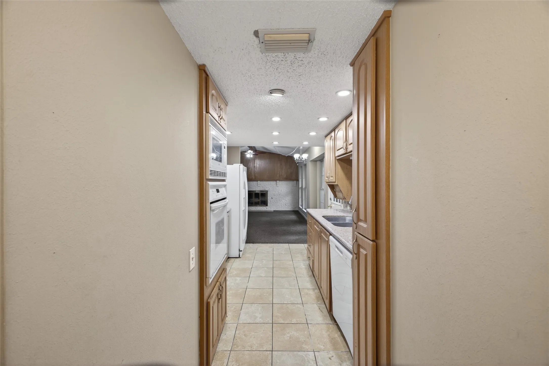 Single Family Residence For Rent in Dallas County , 2801 Vancouver Street, Irving, Texas 75062, 4 Bedroom, 3 Bathroom, 2 Garage spaces, 1,956 Sqft, built in 1966, mls#21374883, Real Estate Agent in Irving, Homes For Rent in Dallas county, Homes For Rent in Irving, Realtor in Irving Texas, Real Estate Brokerage Independent Realty Texas, Luminita Cordes Realtor
