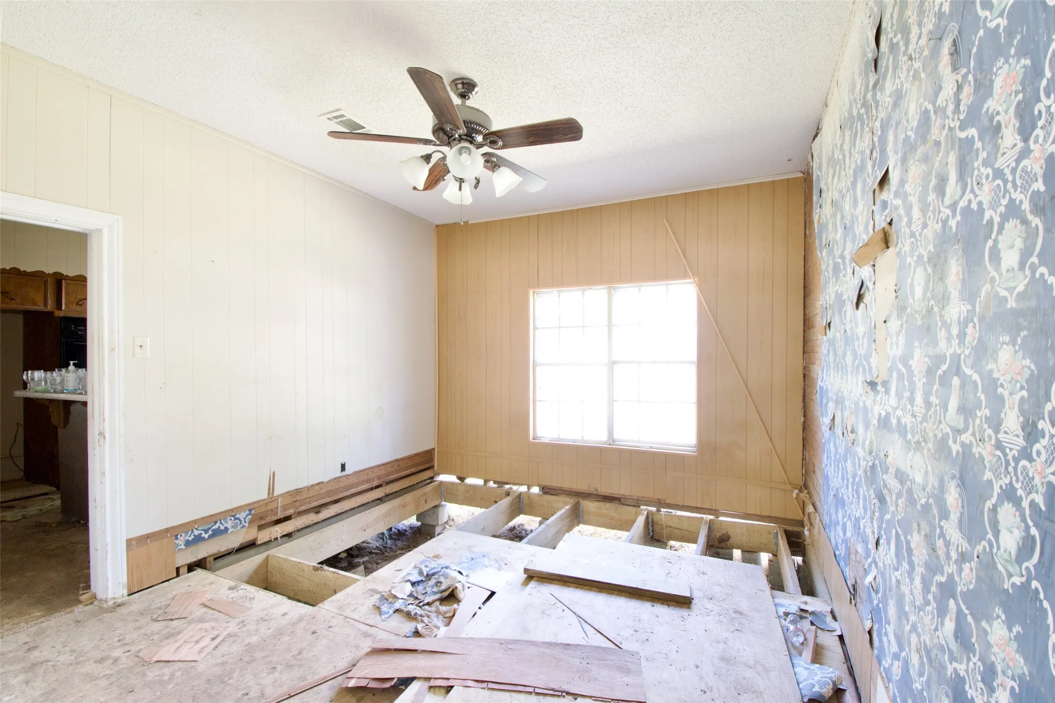 Single Family Residence For Sale in Limestone County , 1202 Tyler, Thornton, Texas 76687, 3 Bedroom, 3 Bathroom, Garage spaces, 2,500 Sqft, built in 1929, mls#21373974, Real Estate Agent in Thornton, Homes For Sale in Limestone county, Homes For Sale in Thornton, Realtor in Thornton Texas, Real Estate Brokerage Independent Realty Texas, Luminita Cordes Realtor