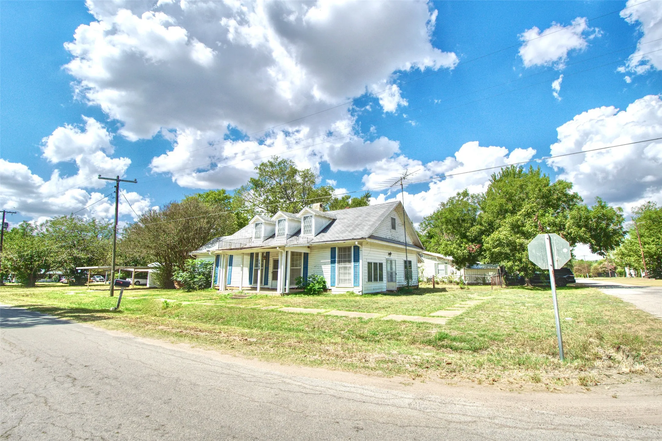 Single Family Residence For Sale in Limestone County , 1202 Tyler, Thornton, Texas 76687, 3 Bedroom, 3 Bathroom, Garage spaces, 2,500 Sqft, built in 1929, mls#21373974, Real Estate Agent in Thornton, Homes For Sale in Limestone county, Homes For Sale in Thornton, Realtor in Thornton Texas, Real Estate Brokerage Independent Realty Texas, Luminita Cordes Realtor