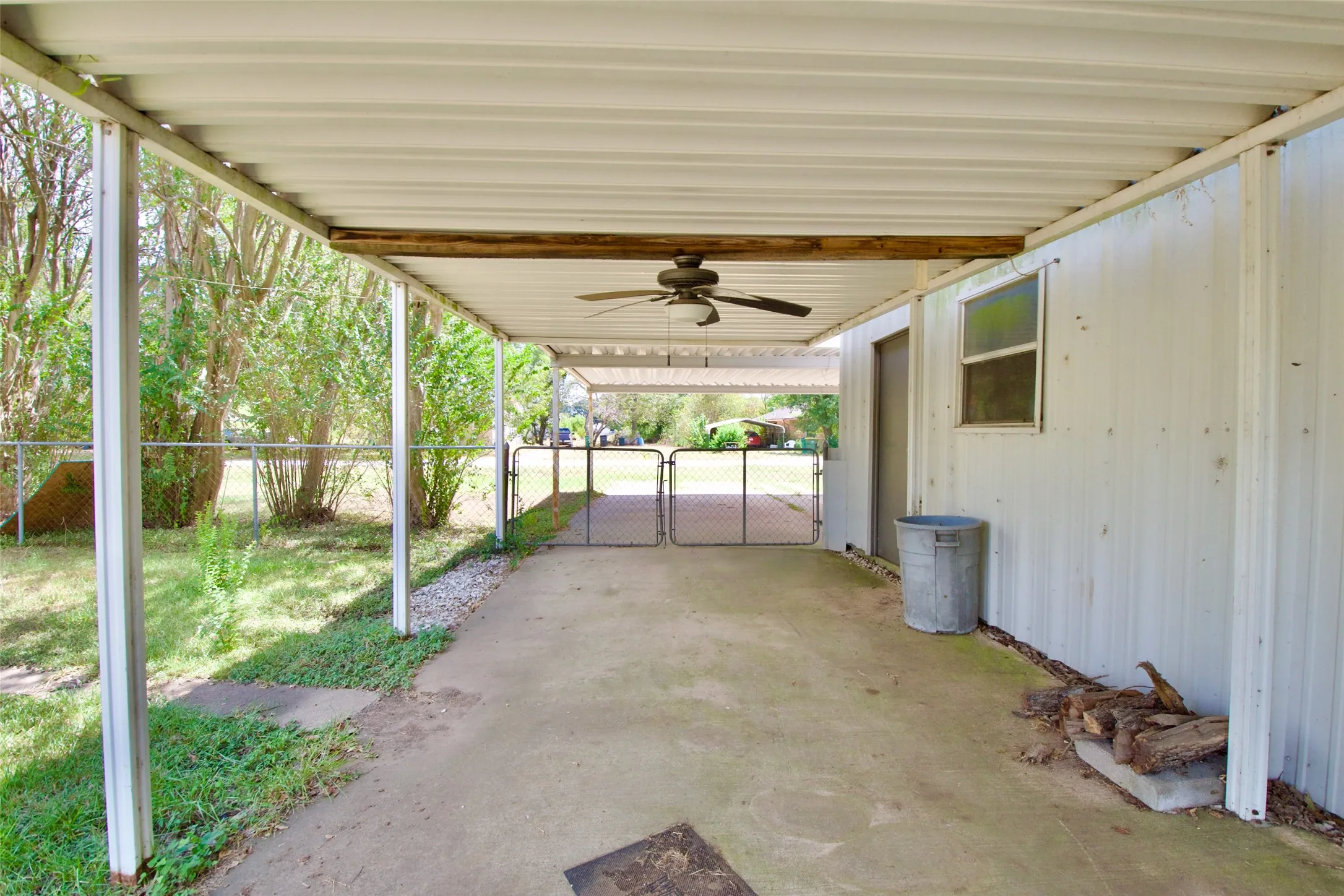 Single Family Residence For Sale in Limestone County , 1202 Tyler, Thornton, Texas 76687, 3 Bedroom, 3 Bathroom, Garage spaces, 2,500 Sqft, built in 1929, mls#21373974, Real Estate Agent in Thornton, Homes For Sale in Limestone county, Homes For Sale in Thornton, Realtor in Thornton Texas, Real Estate Brokerage Independent Realty Texas, Luminita Cordes Realtor