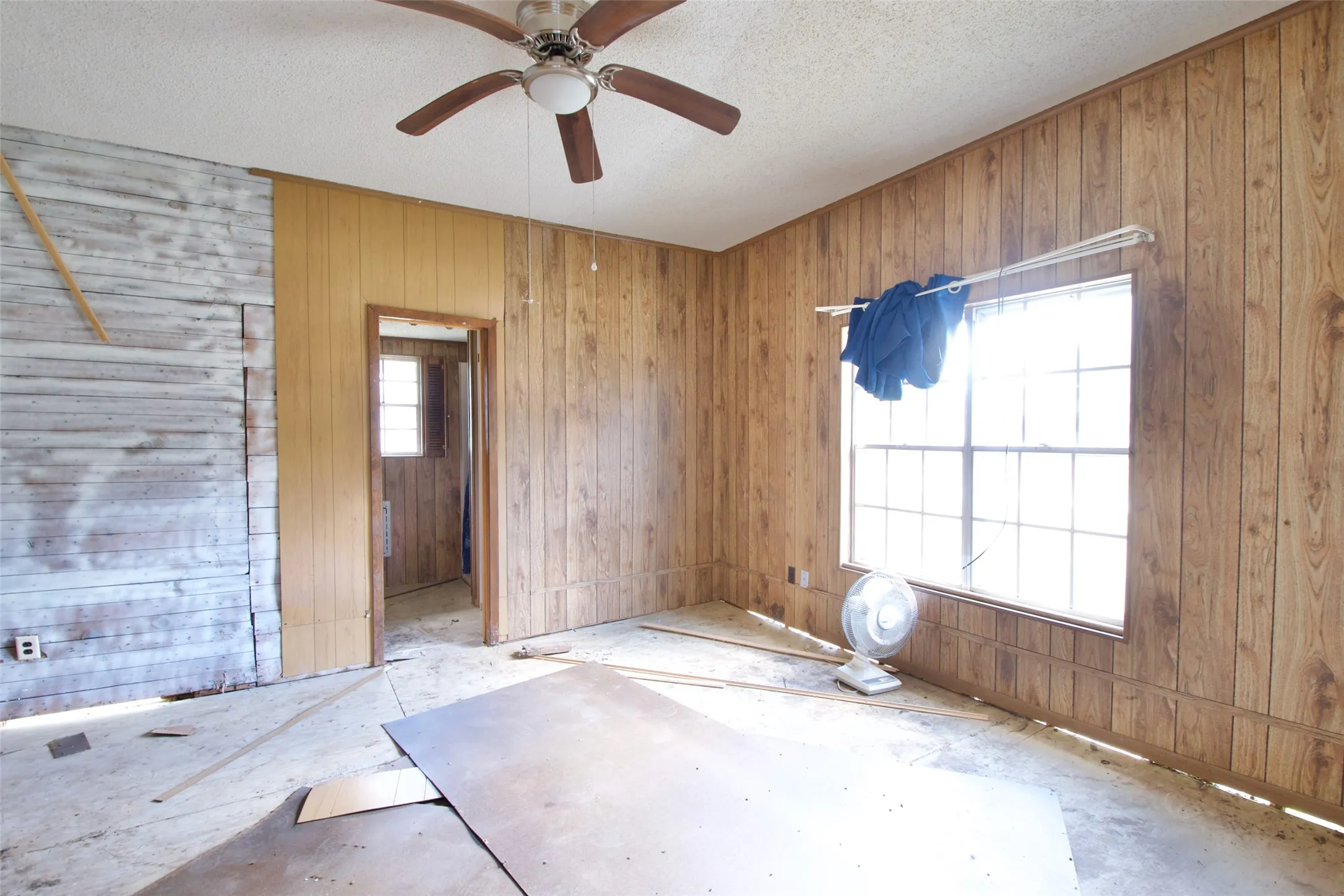 Single Family Residence For Sale in Limestone County , 1202 Tyler, Thornton, Texas 76687, 3 Bedroom, 3 Bathroom, Garage spaces, 2,500 Sqft, built in 1929, mls#21373974, Real Estate Agent in Thornton, Homes For Sale in Limestone county, Homes For Sale in Thornton, Realtor in Thornton Texas, Real Estate Brokerage Independent Realty Texas, Luminita Cordes Realtor