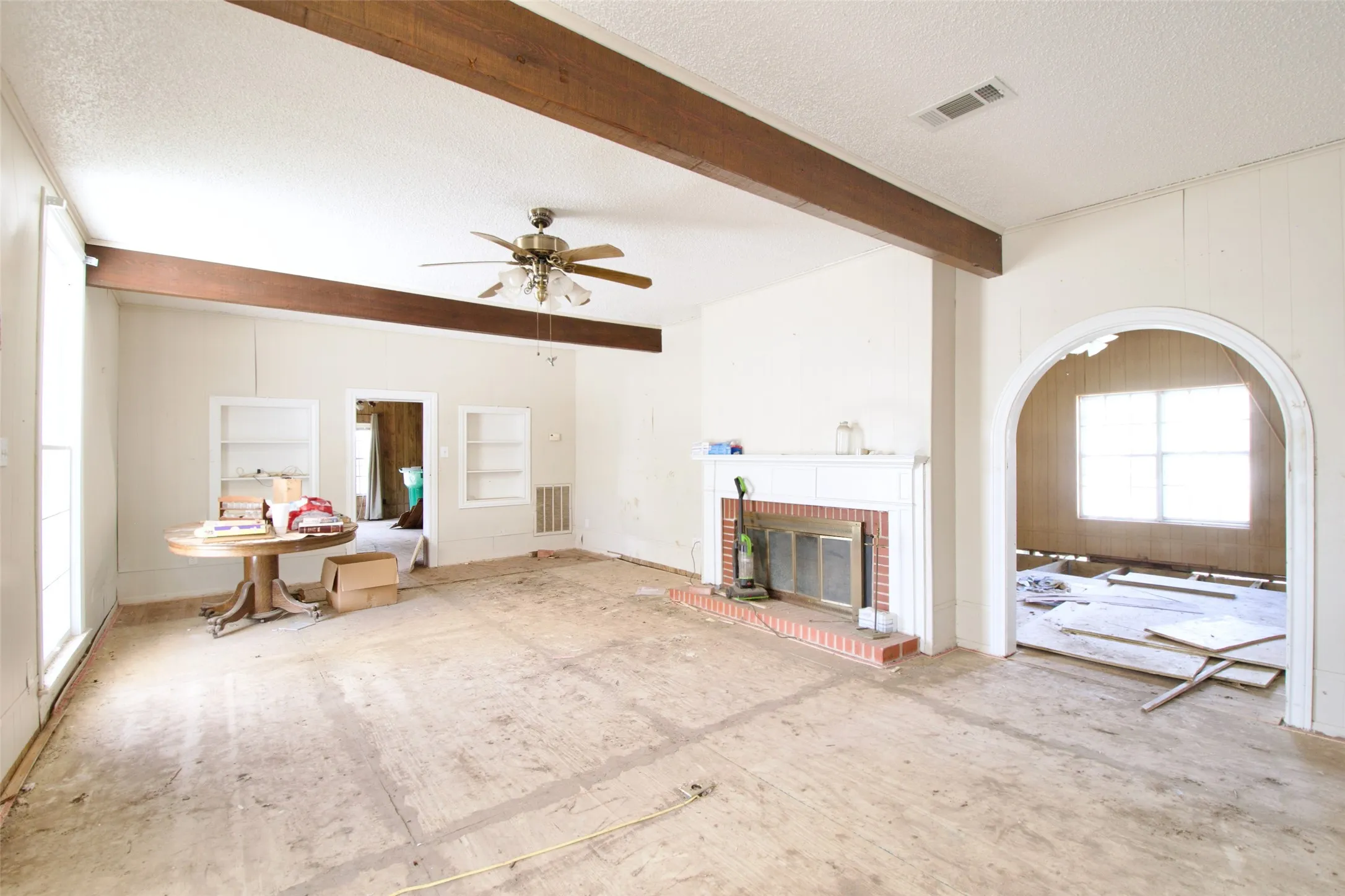 Single Family Residence For Sale in Limestone County , 1202 Tyler, Thornton, Texas 76687, 3 Bedroom, 3 Bathroom, Garage spaces, 2,500 Sqft, built in 1929, mls#21373974, Real Estate Agent in Thornton, Homes For Sale in Limestone county, Homes For Sale in Thornton, Realtor in Thornton Texas, Real Estate Brokerage Independent Realty Texas, Luminita Cordes Realtor
