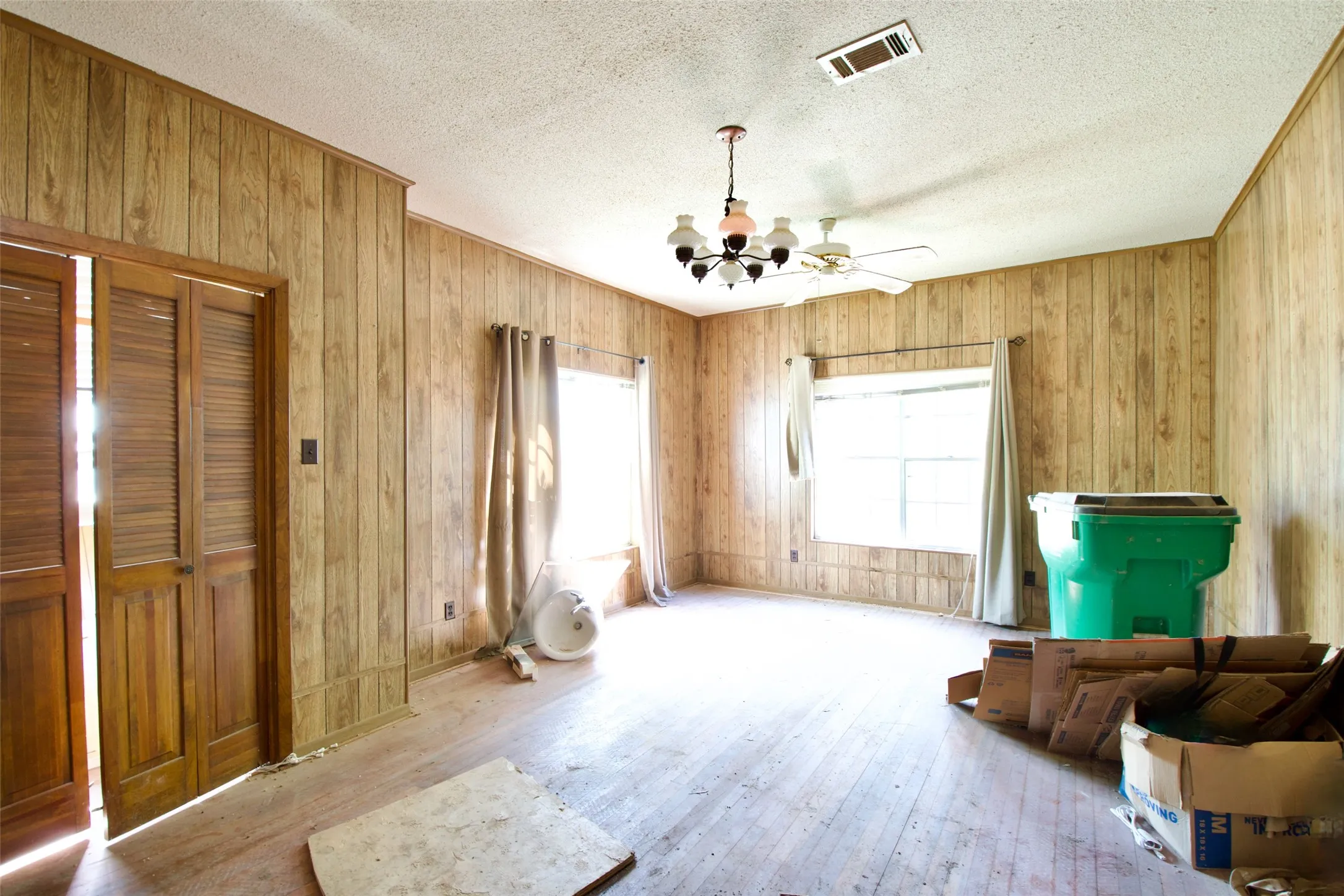 Single Family Residence For Sale in Limestone County , 1202 Tyler, Thornton, Texas 76687, 3 Bedroom, 3 Bathroom, Garage spaces, 2,500 Sqft, built in 1929, mls#21373974, Real Estate Agent in Thornton, Homes For Sale in Limestone county, Homes For Sale in Thornton, Realtor in Thornton Texas, Real Estate Brokerage Independent Realty Texas, Luminita Cordes Realtor
