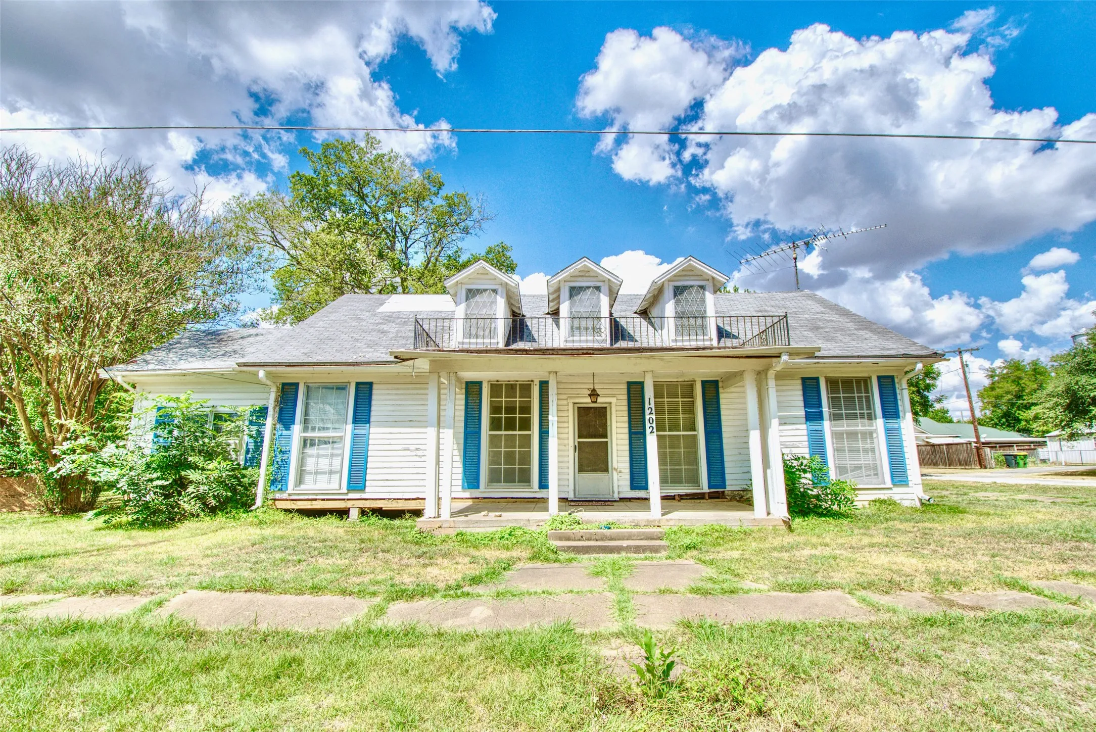 Single Family Residence For Sale in Limestone County , 1202 Tyler, Thornton, Texas 76687, 3 Bedroom, 3 Bathroom, Garage spaces, 2,500 Sqft, built in 1929, mls#21373974, Real Estate Agent in Thornton, Homes For Sale in Limestone county, Homes For Sale in Thornton, Realtor in Thornton Texas, Real Estate Brokerage Independent Realty Texas, Luminita Cordes Realtor