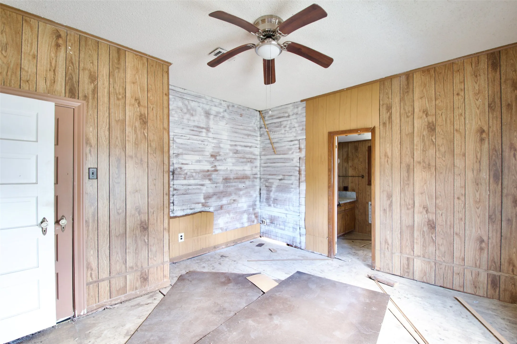 Single Family Residence For Sale in Limestone County , 1202 Tyler, Thornton, Texas 76687, 3 Bedroom, 3 Bathroom, Garage spaces, 2,500 Sqft, built in 1929, mls#21373974, Real Estate Agent in Thornton, Homes For Sale in Limestone county, Homes For Sale in Thornton, Realtor in Thornton Texas, Real Estate Brokerage Independent Realty Texas, Luminita Cordes Realtor