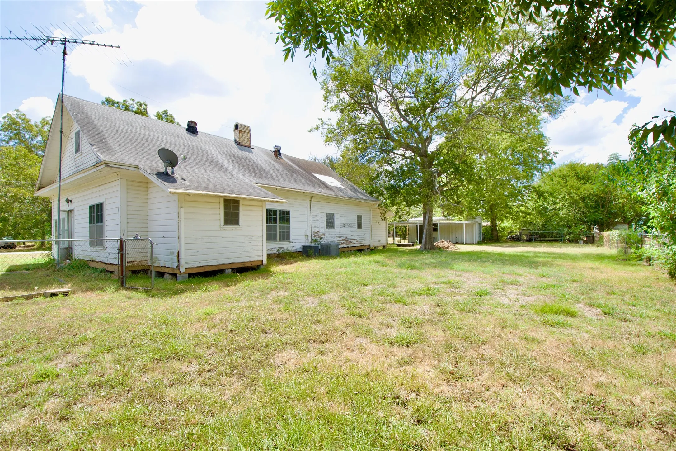 Single Family Residence For Sale in Limestone County , 1202 Tyler, Thornton, Texas 76687, 3 Bedroom, 3 Bathroom, Garage spaces, 2,500 Sqft, built in 1929, mls#21373974, Real Estate Agent in Thornton, Homes For Sale in Limestone county, Homes For Sale in Thornton, Realtor in Thornton Texas, Real Estate Brokerage Independent Realty Texas, Luminita Cordes Realtor