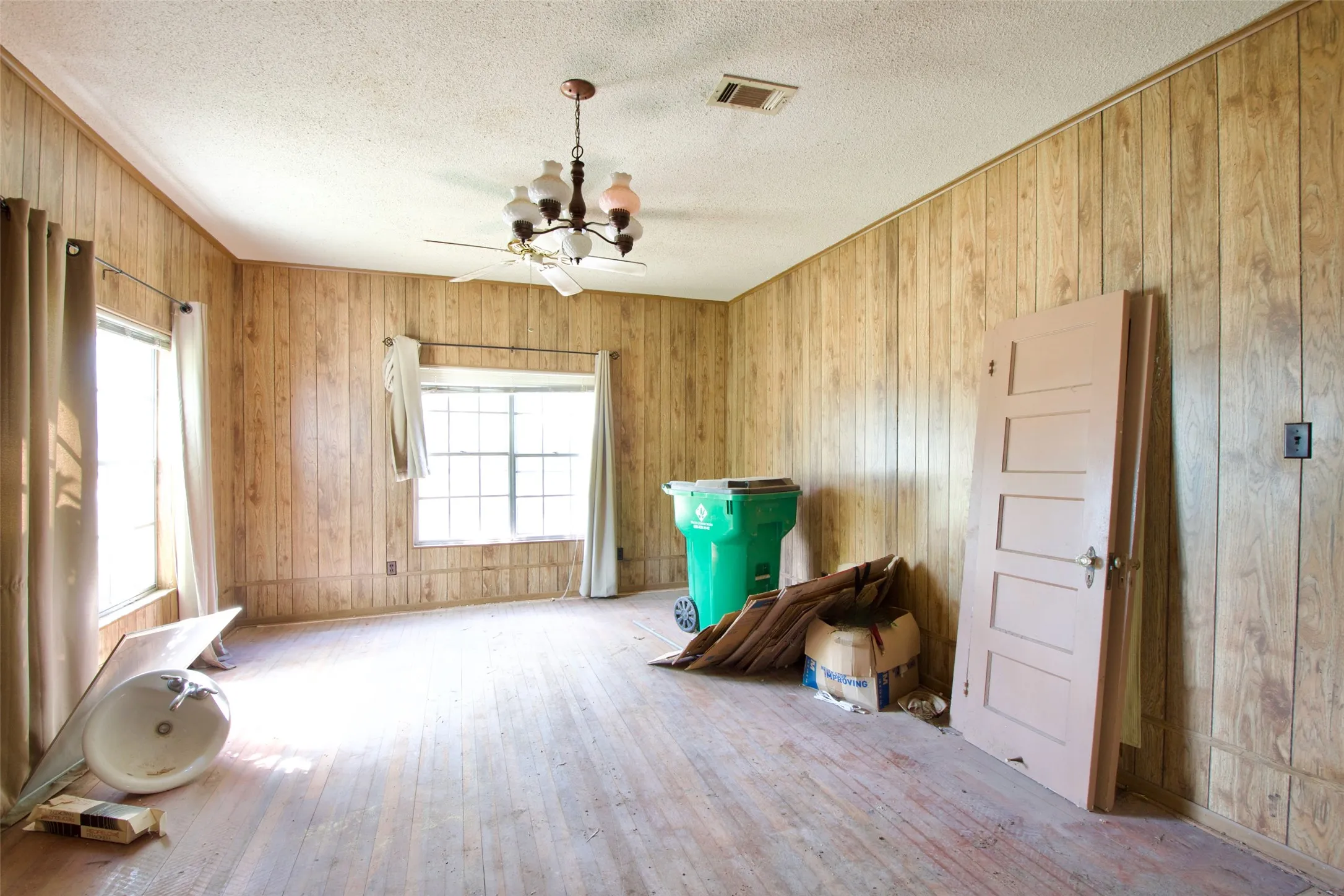 Single Family Residence For Sale in Limestone County , 1202 Tyler, Thornton, Texas 76687, 3 Bedroom, 3 Bathroom, Garage spaces, 2,500 Sqft, built in 1929, mls#21373974, Real Estate Agent in Thornton, Homes For Sale in Limestone county, Homes For Sale in Thornton, Realtor in Thornton Texas, Real Estate Brokerage Independent Realty Texas, Luminita Cordes Realtor