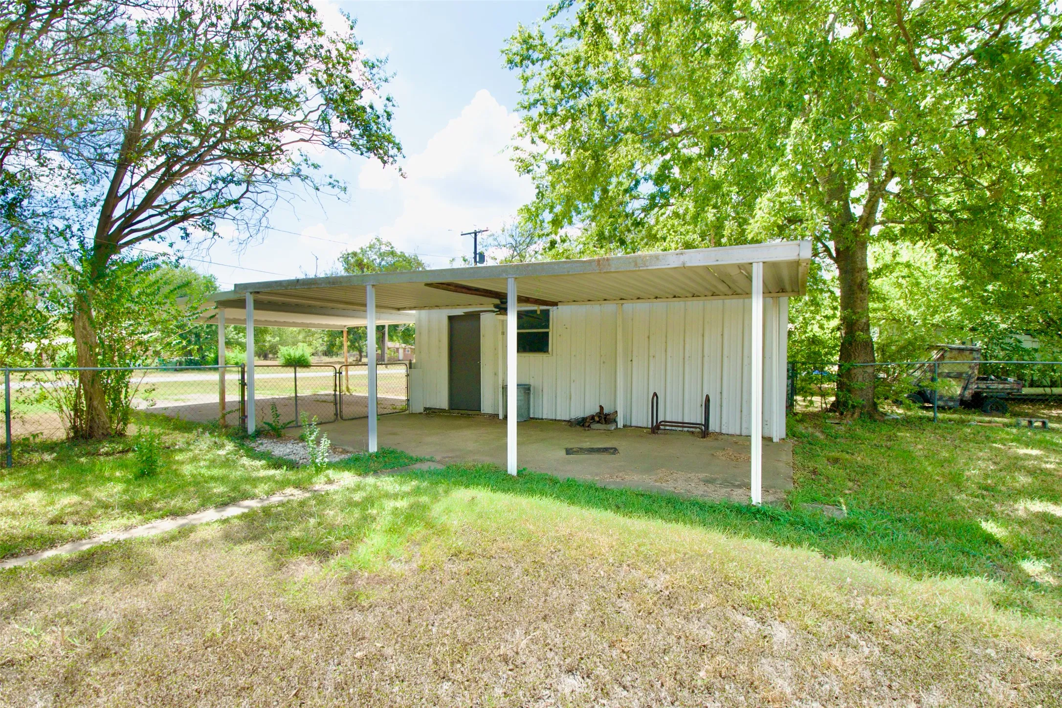 Single Family Residence For Sale in Limestone County , 1202 Tyler, Thornton, Texas 76687, 3 Bedroom, 3 Bathroom, Garage spaces, 2,500 Sqft, built in 1929, mls#21373974, Real Estate Agent in Thornton, Homes For Sale in Limestone county, Homes For Sale in Thornton, Realtor in Thornton Texas, Real Estate Brokerage Independent Realty Texas, Luminita Cordes Realtor